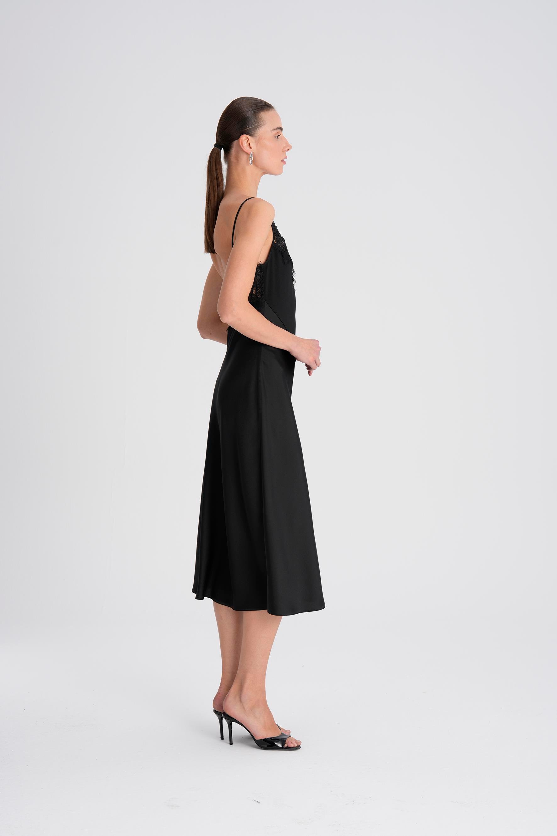 Siyah Dantel Detaylı Saten Midi Elbise