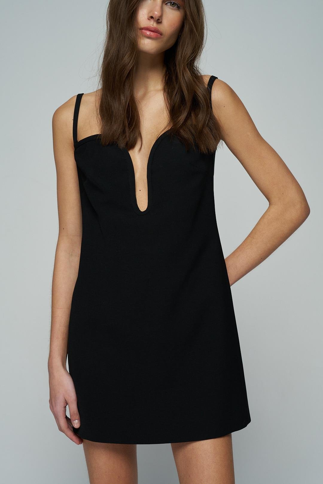 Siyah Derin Kalp Yaka Askılı Mini Krep Elbise