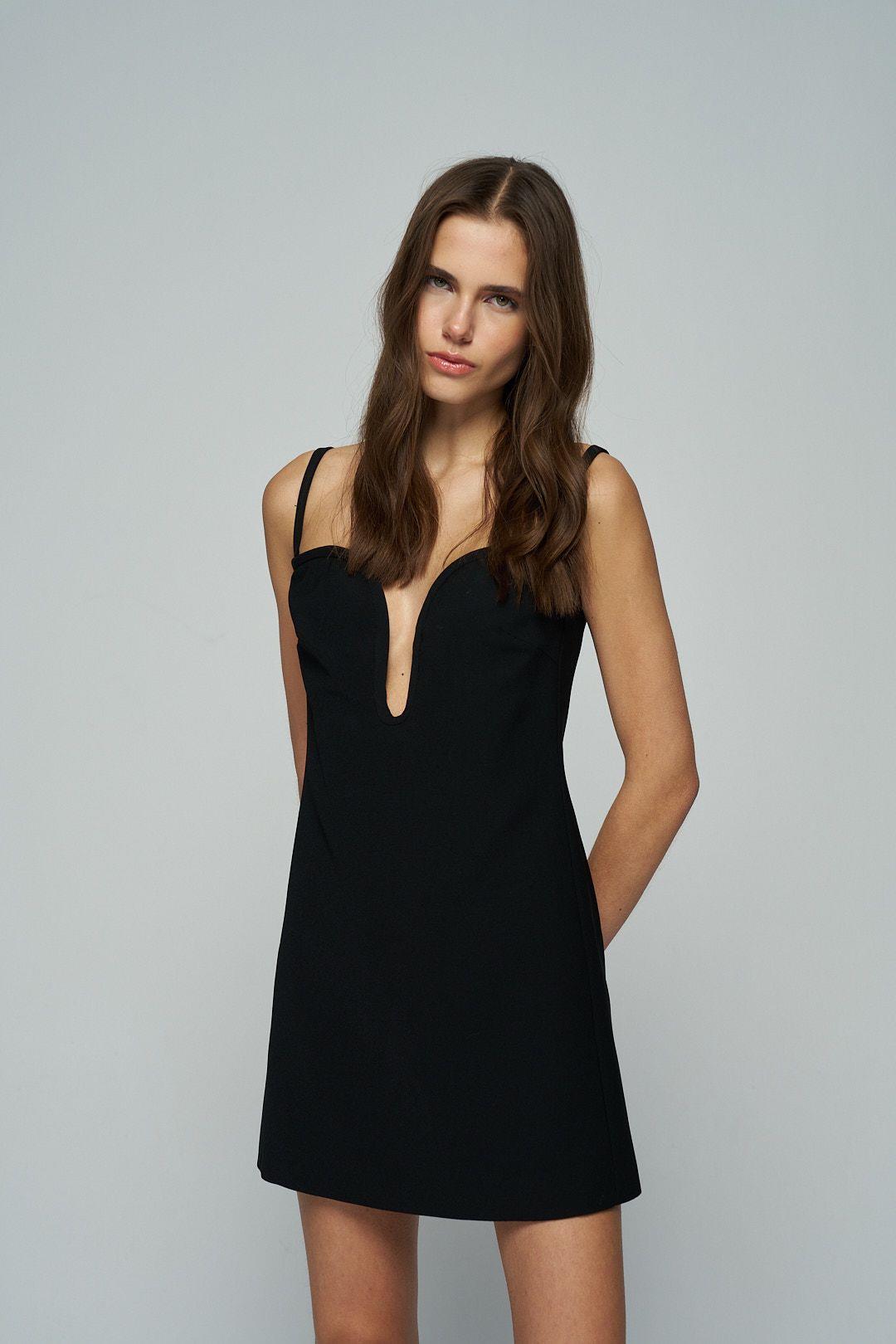 Siyah Derin Kalp Yaka Askılı Mini Krep Elbise