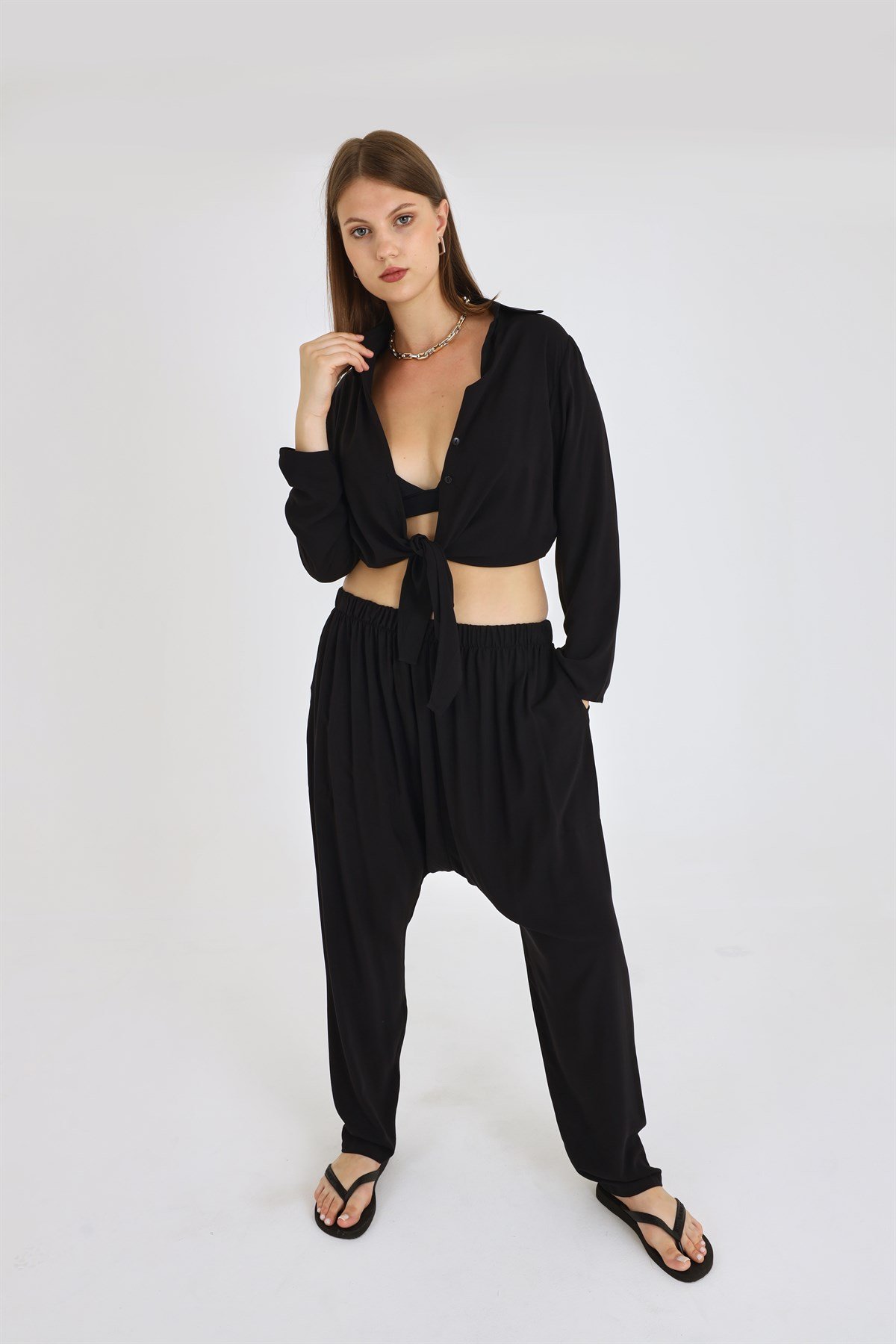 Siyah Dökümlü Bağlamalı Crop Bluz