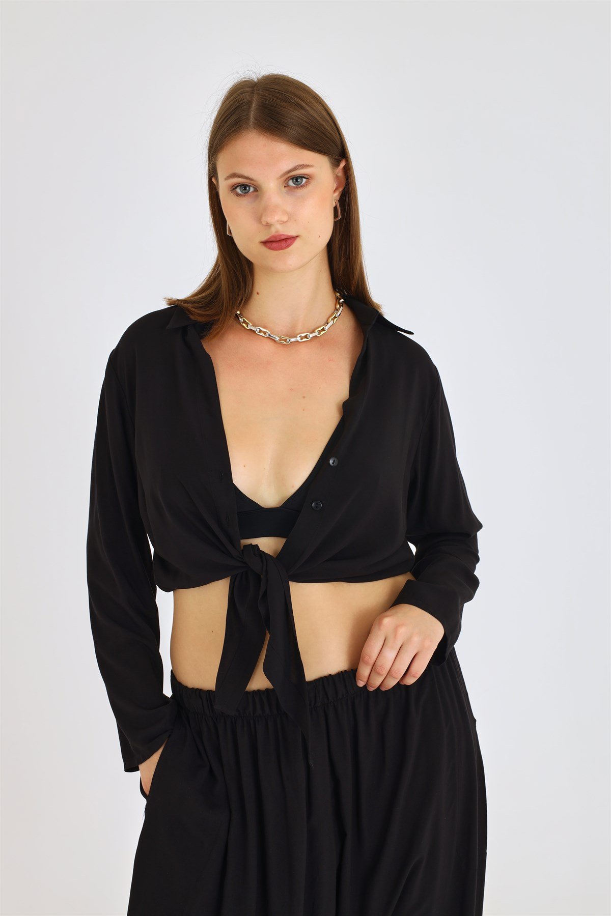 Siyah Dökümlü Bağlamalı Crop Bluz