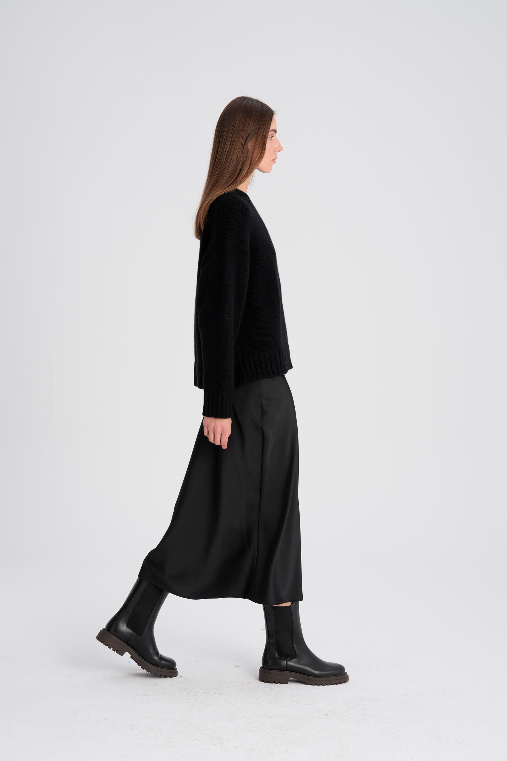 Siyah Dökümlü Saten Midi Etek