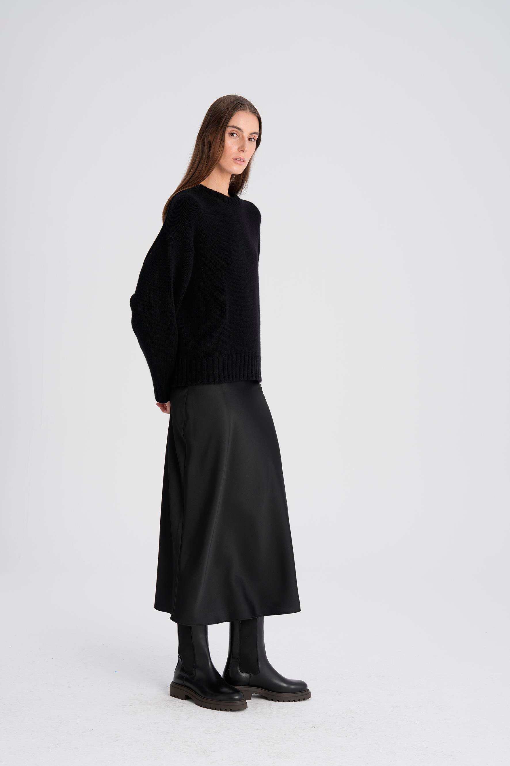 Siyah Dökümlü Saten Midi Etek