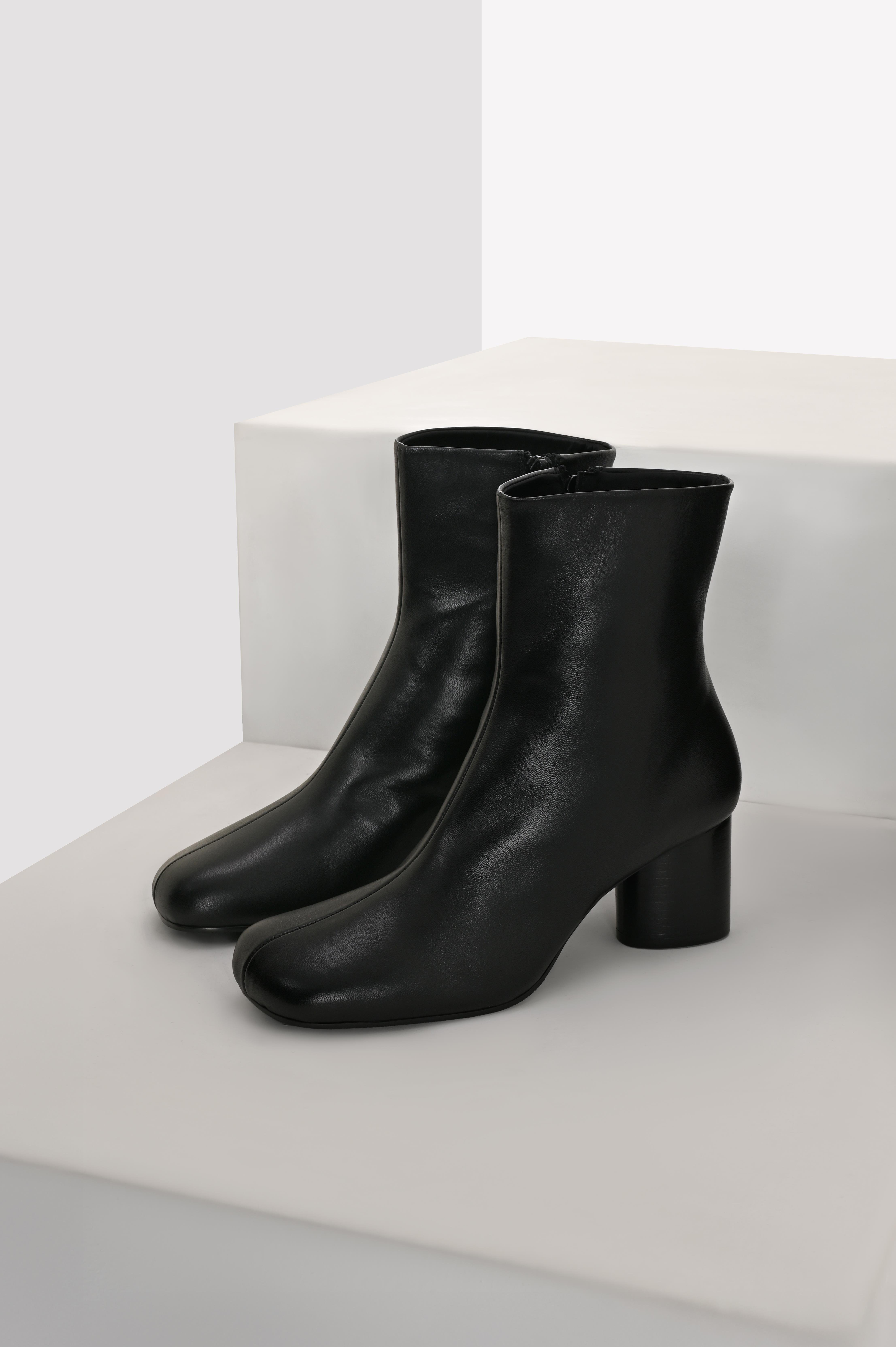 Siyah Kare Burun Topuklu Süet Bot