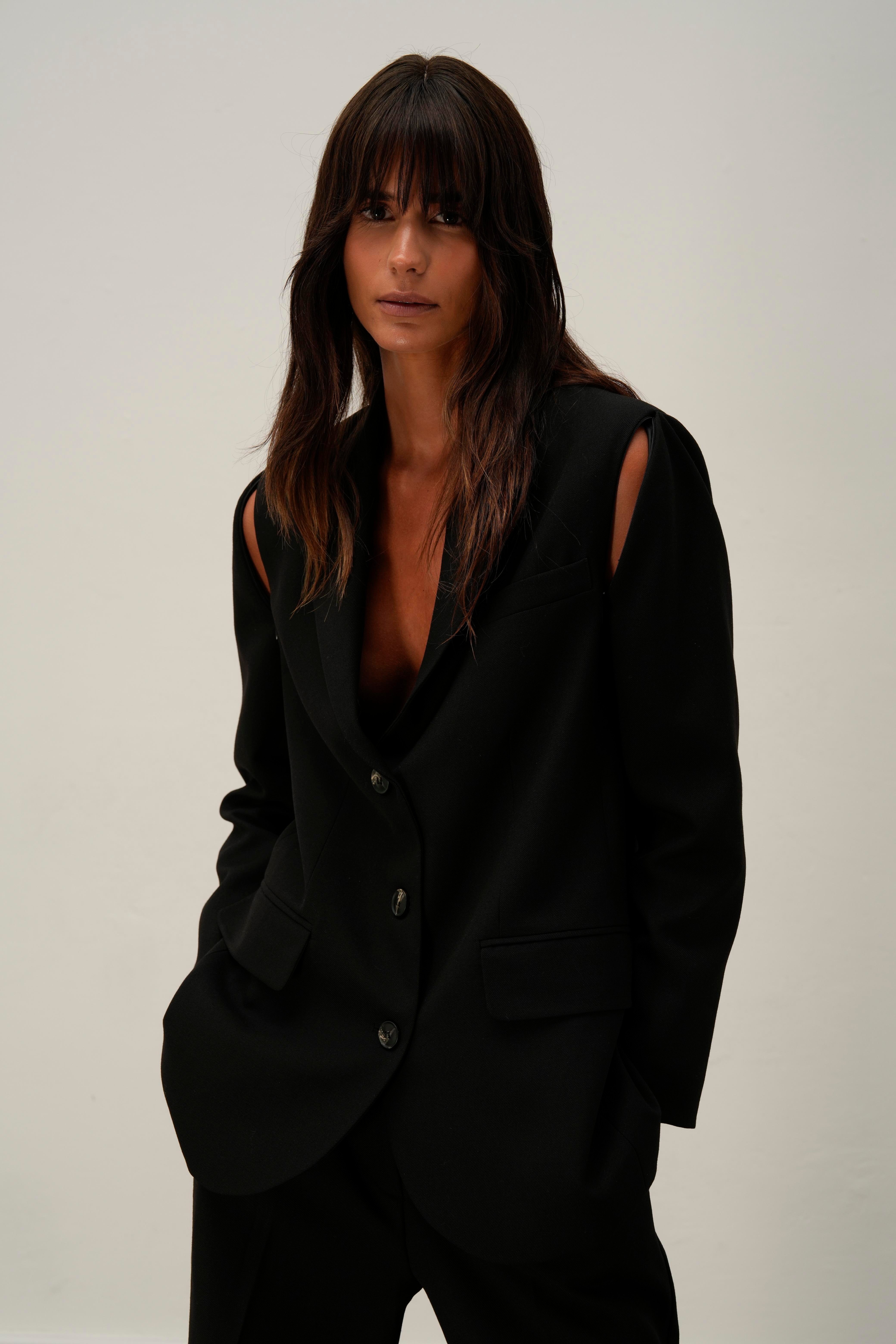 Siyah Kesik Detaylı Yünlü Blazer