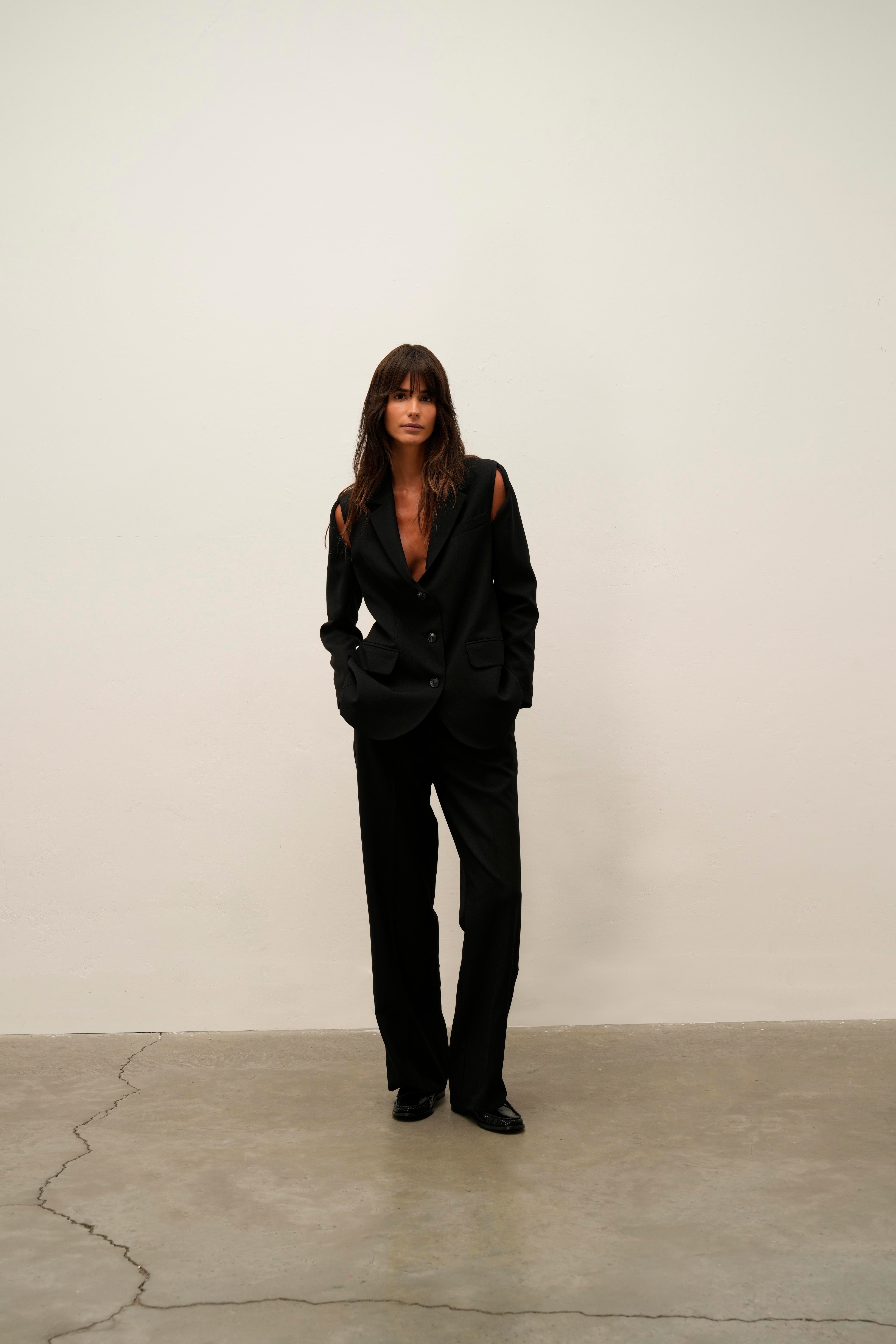 Siyah Kesik Detaylı Yünlü Blazer