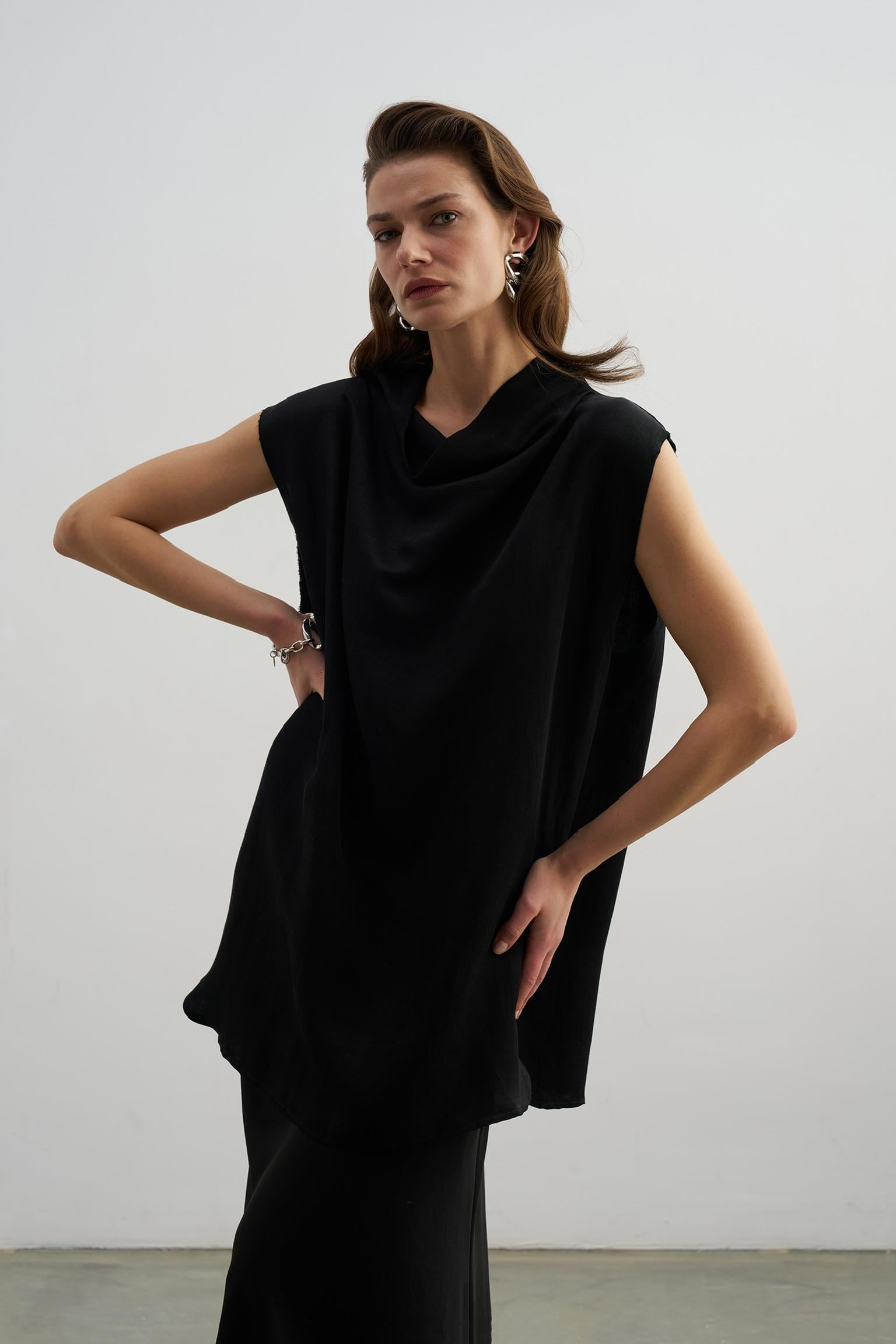 Siyah Oversize Dik Yaka Keten Tunik