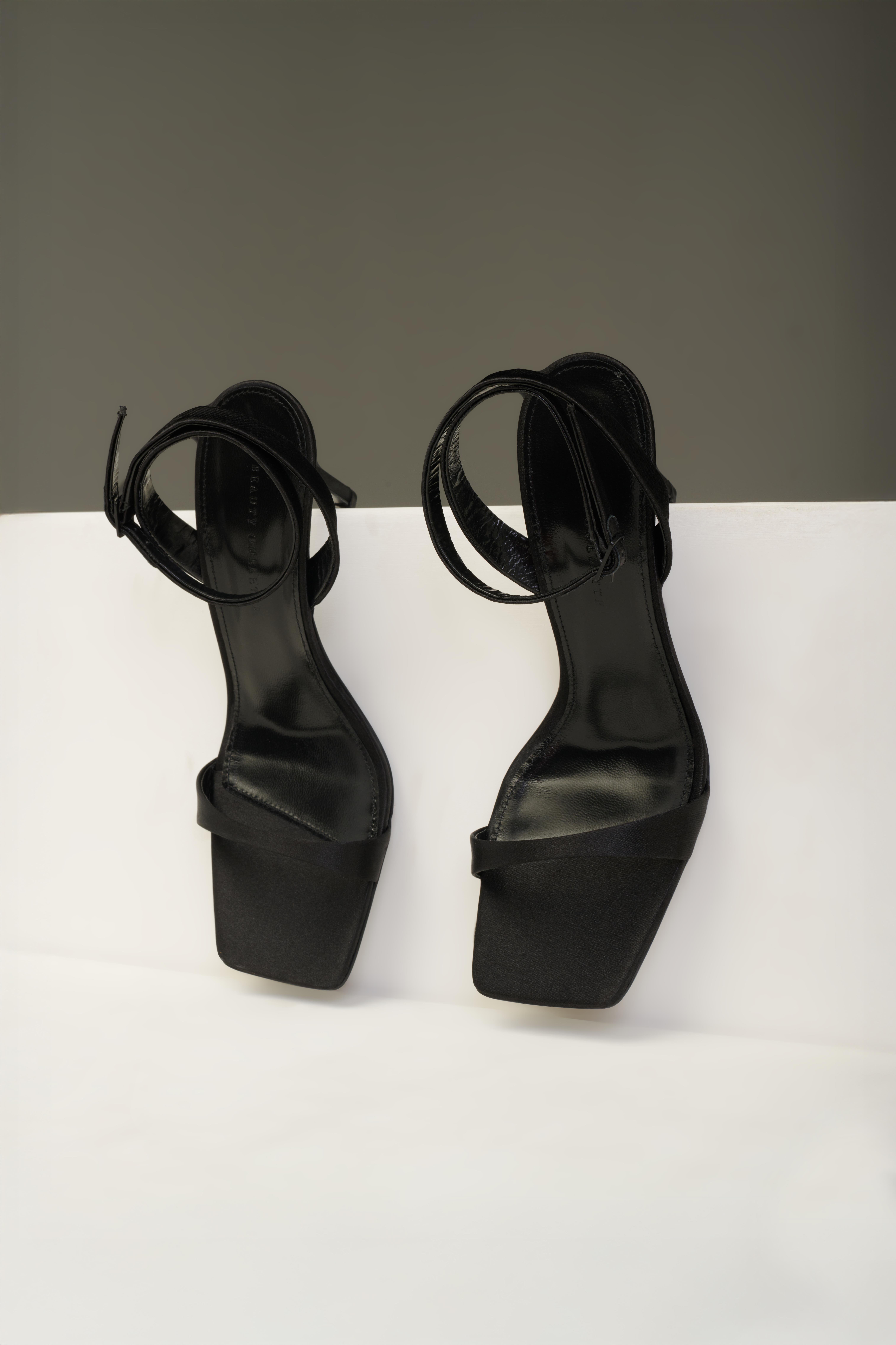 Siyah Saten Kısa Topuklu Anna