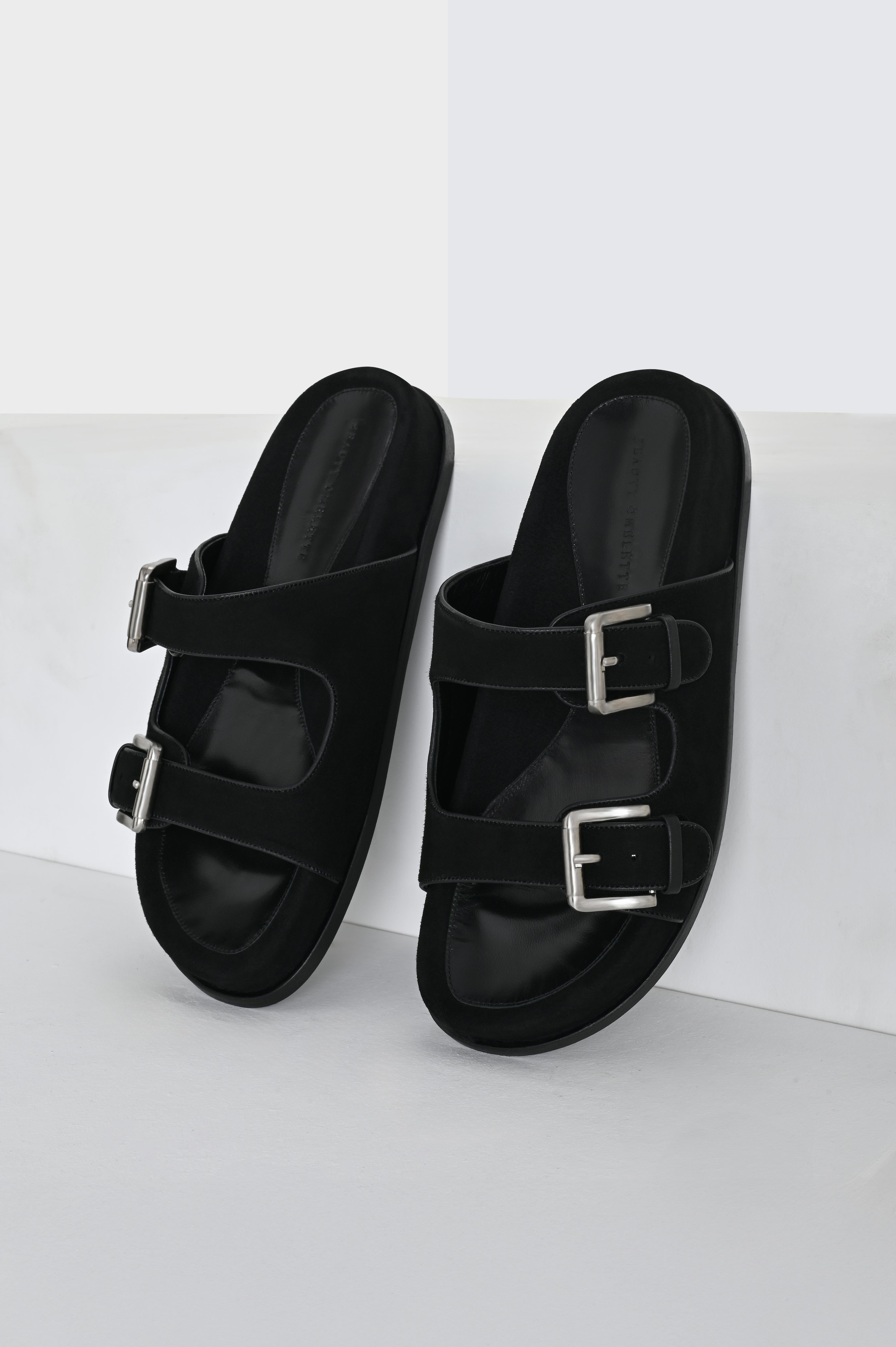 Siyah Süet Tokalı Çift Bantlı Terlik