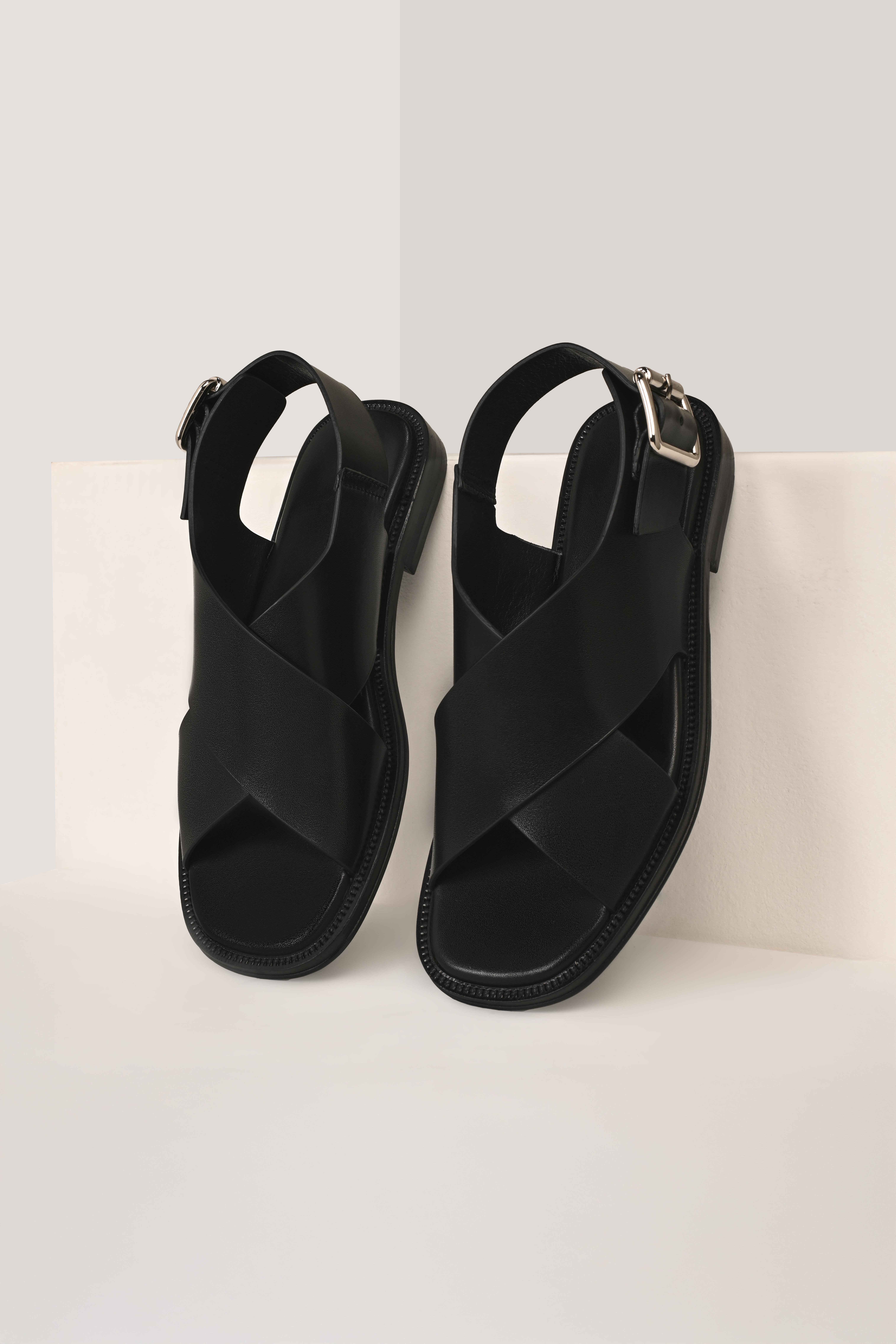 Siyah Tokalı Deri Düz Sandalet