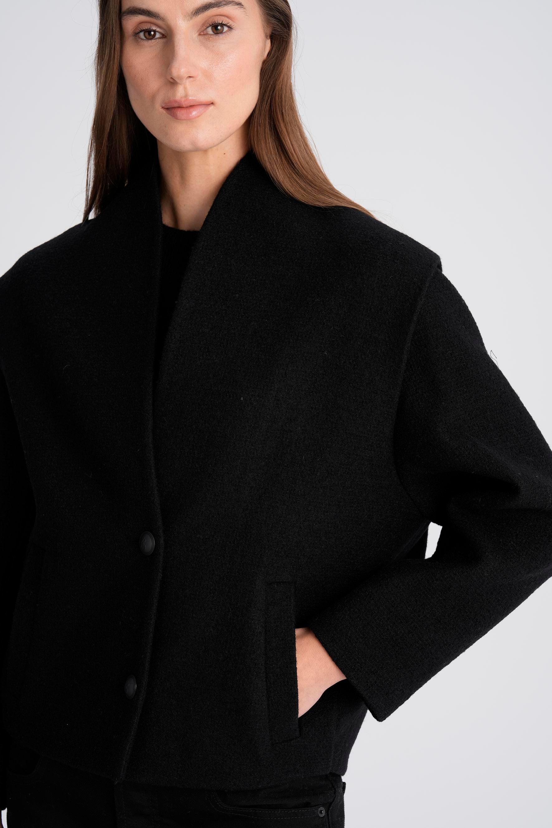 Siyah Vatkalı Kısa Yün Kaban