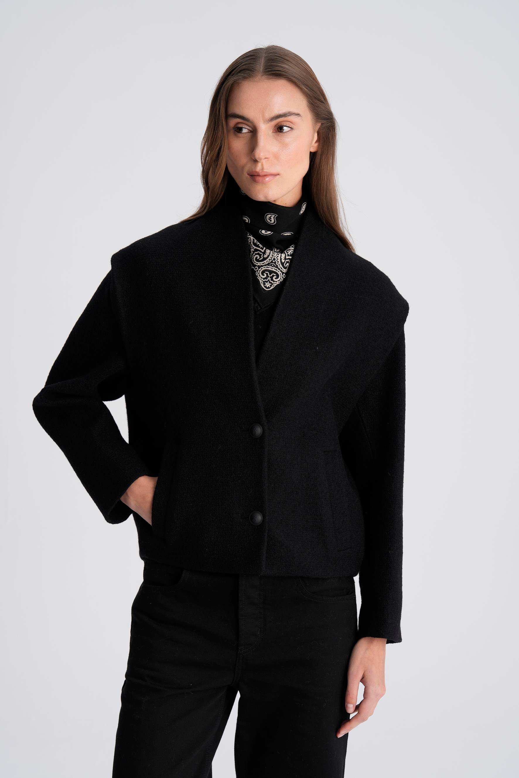 Siyah Vatkalı Kısa Yün Kaban