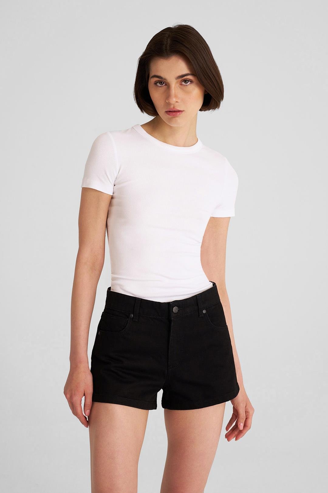 Siyah Yırtmaç Detaylı Jean Şort