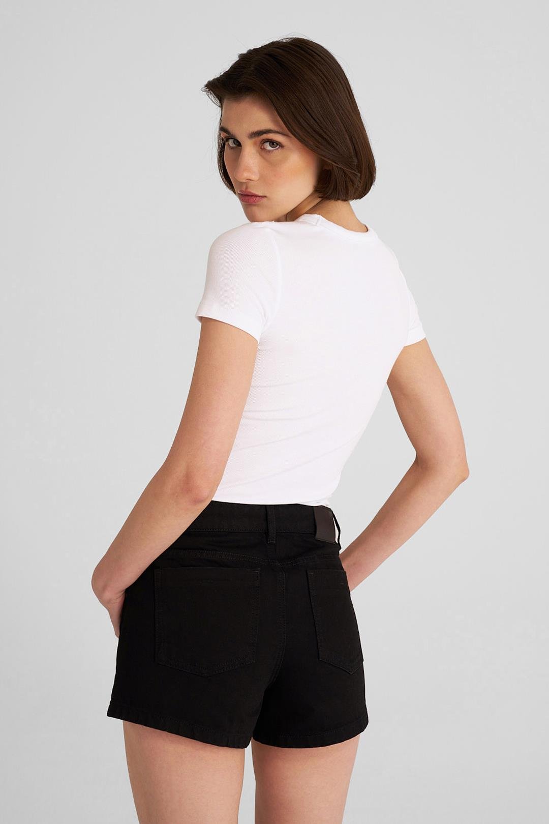 Siyah Yırtmaç Detaylı Jean Şort