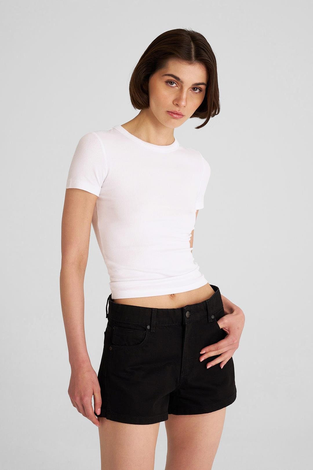 Siyah Yırtmaç Detaylı Jean Şort