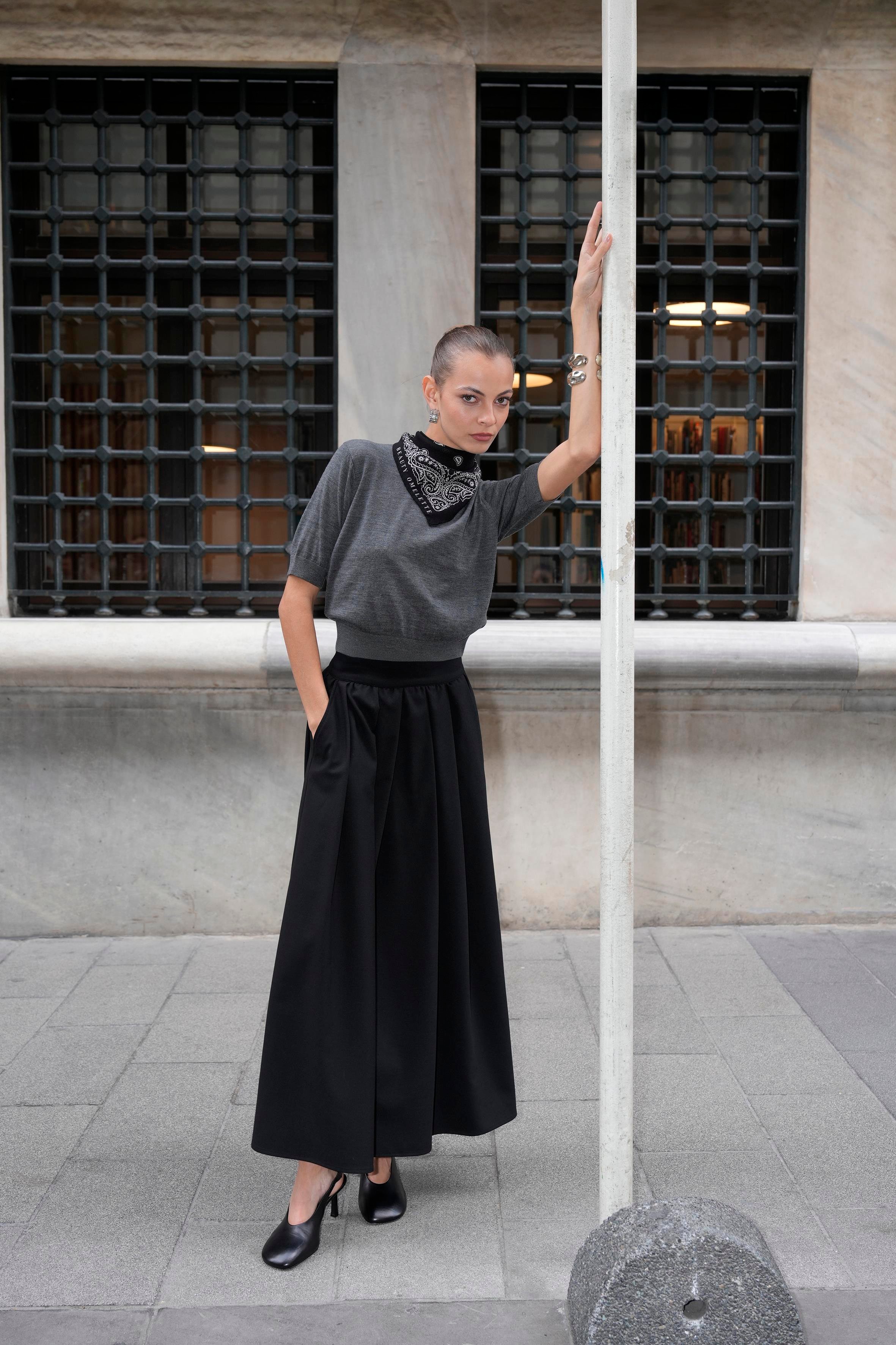 Siyah Yünlü Kalın Pileli Etek