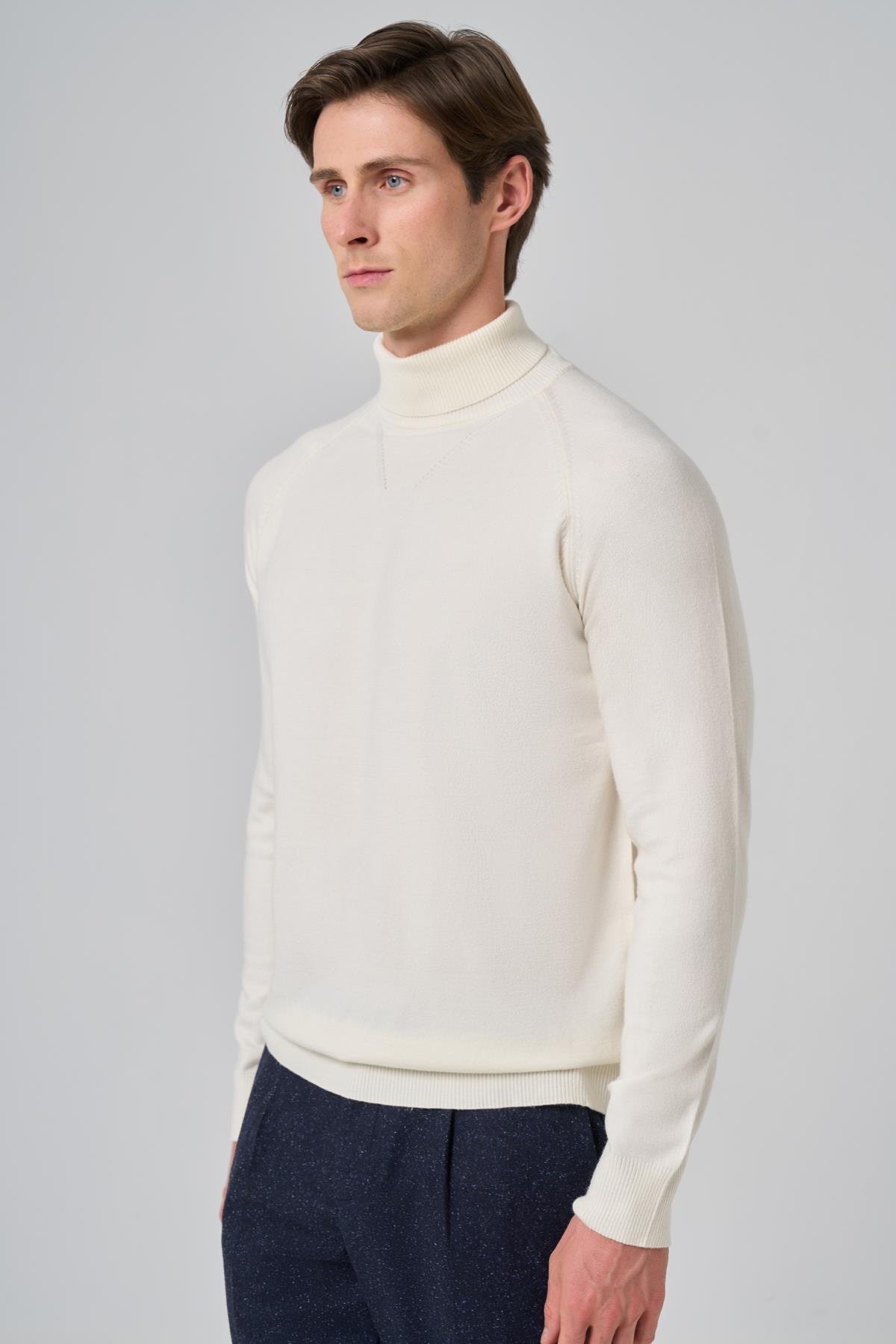 Morven Erkek Ekru Trend Core Spun Balıkçı Yaka Dynamic Fit Rahat Kesim Triko