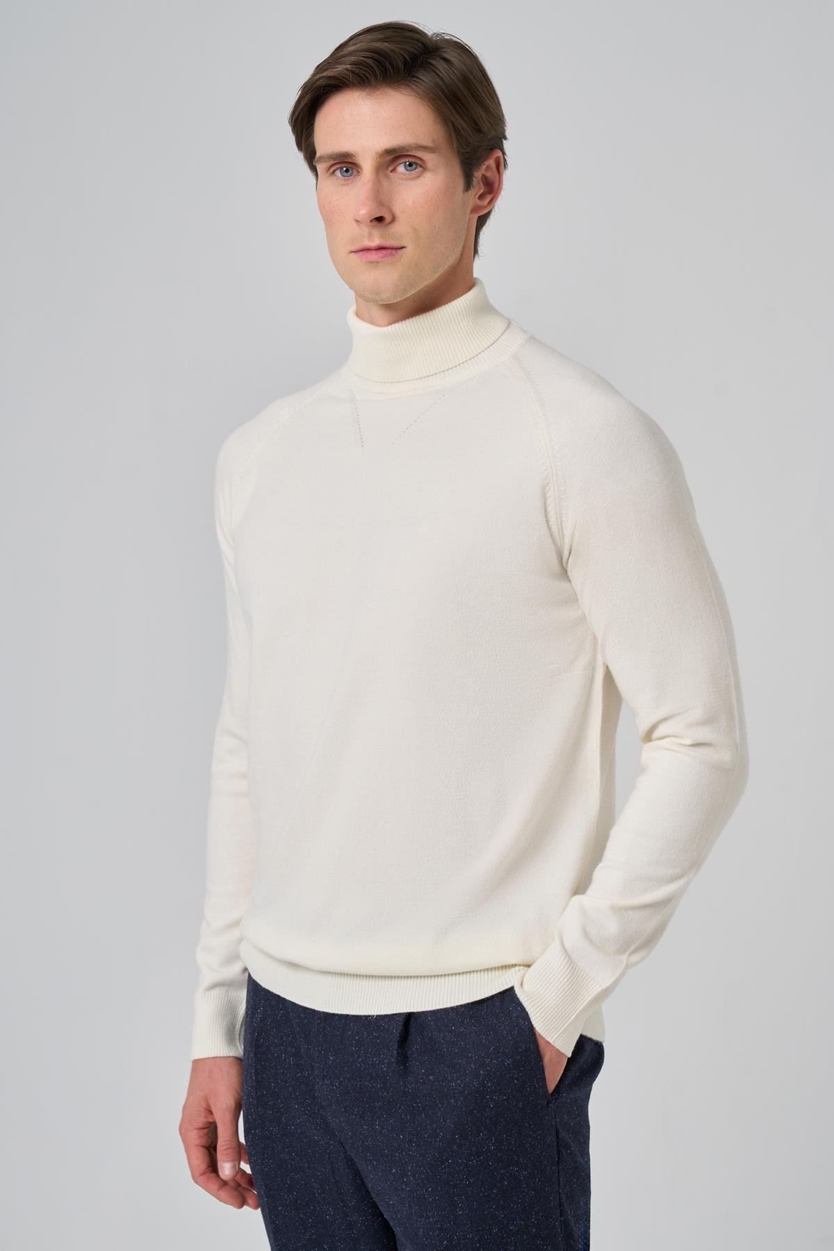 Morven Erkek Ekru Trend Core Spun Balıkçı Yaka Dynamic Fit Rahat Kesim Triko