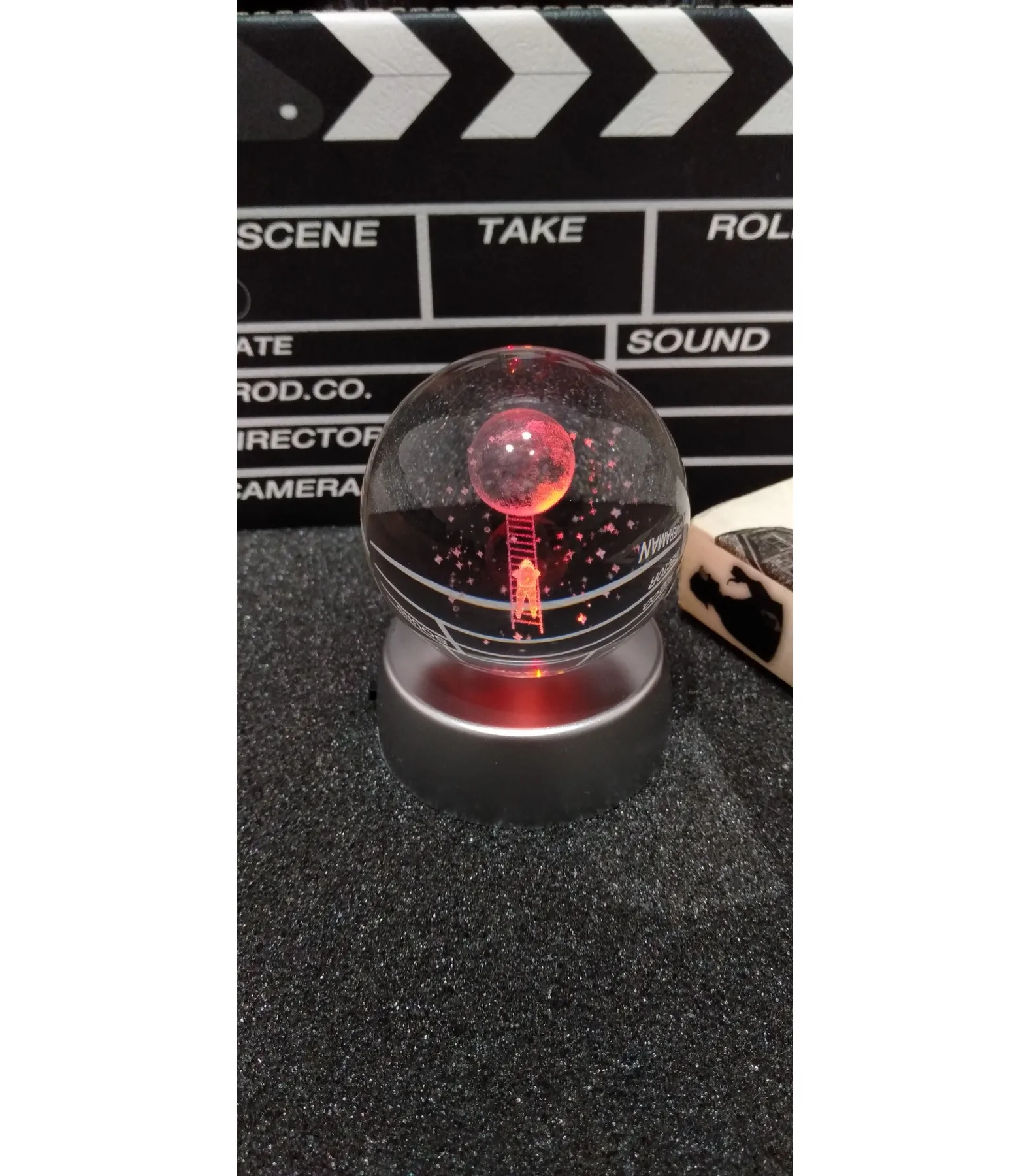 KBK Market Kristal3D Işıklı Renk Değiştiren Standlı Ay ve Astronot Tasarımı Cam Küre