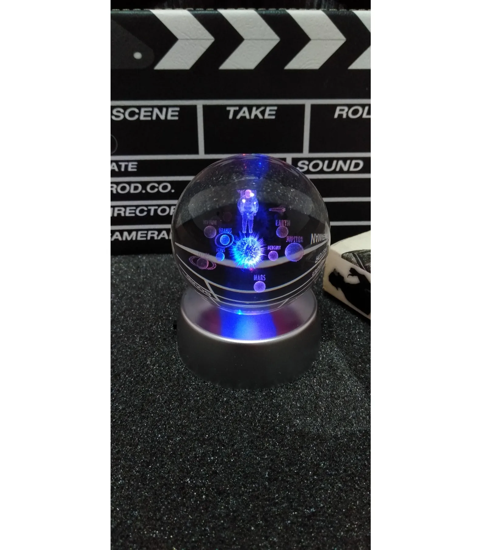 KBK Market Kristal3D Işıklı Renk Değiştiren Standlı Güneş Sistemi Astronot Tasarımı Cam Küre