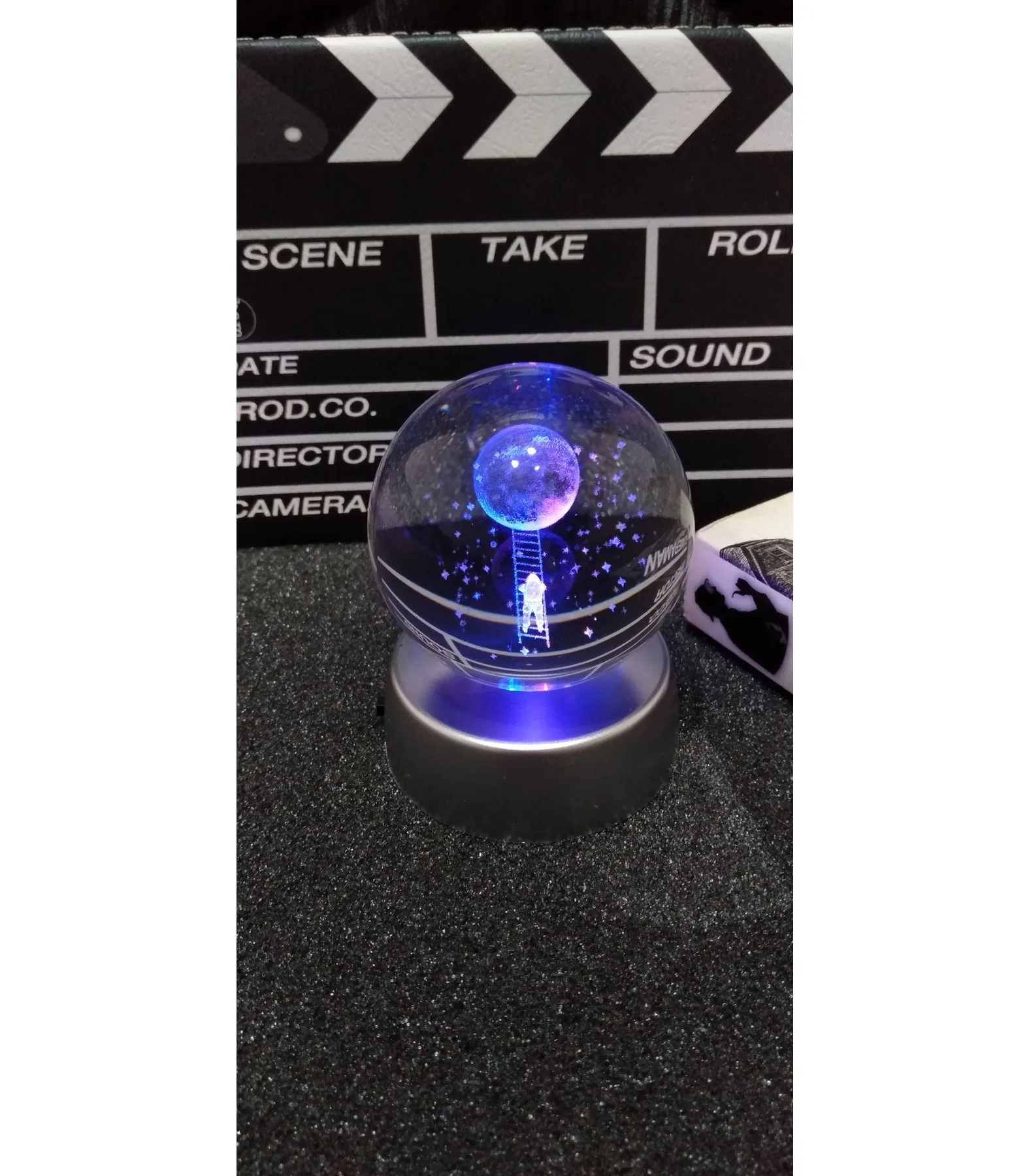 KBK Market Kristal3D Işıklı Renk Değiştiren Standlı Ay ve Astronot Tasarımı Cam Küre