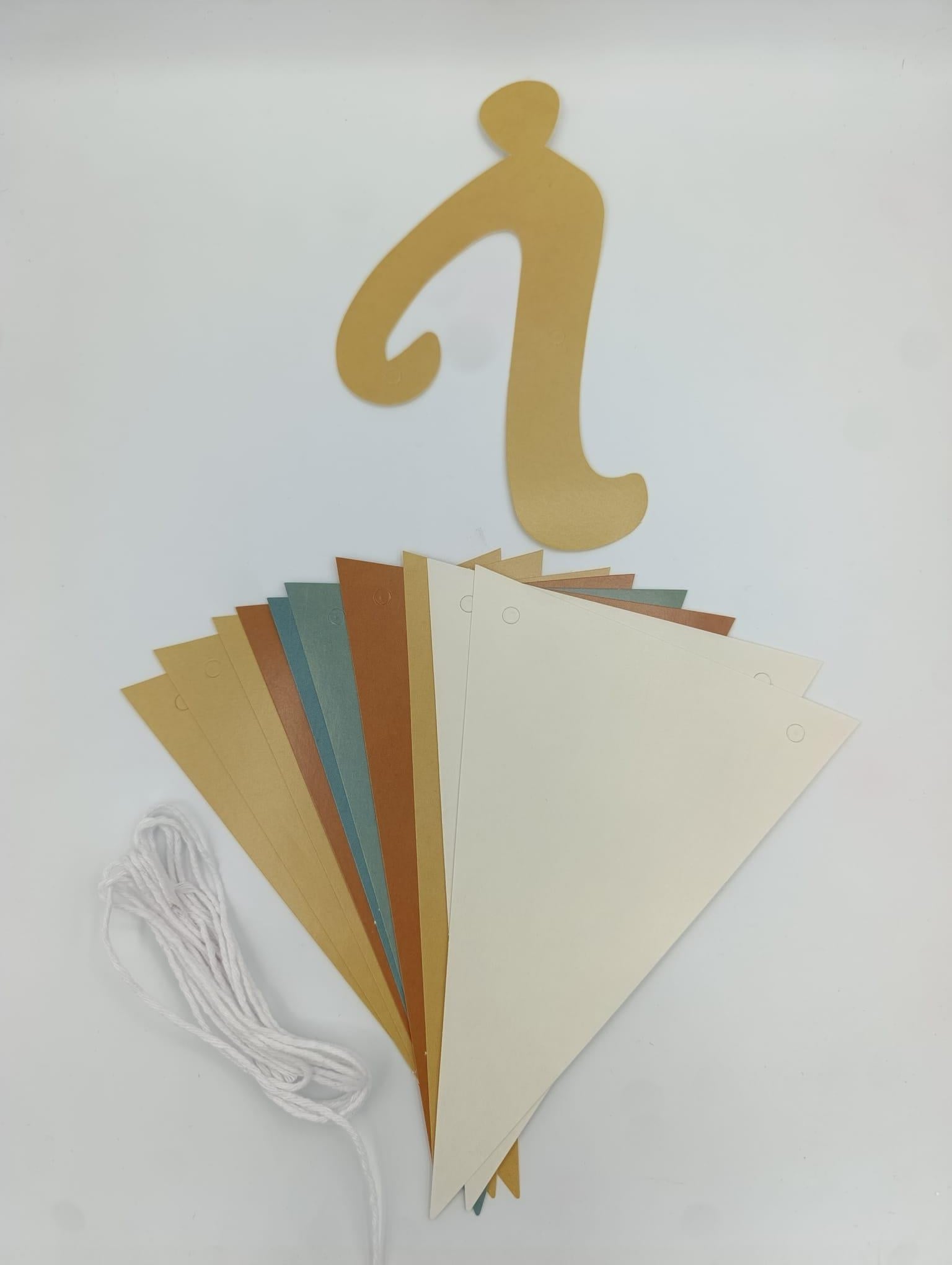 KBK Market Retro Kaligrafi İyi ki Doğdun ve Üçgen Flama Set Krem Banner
