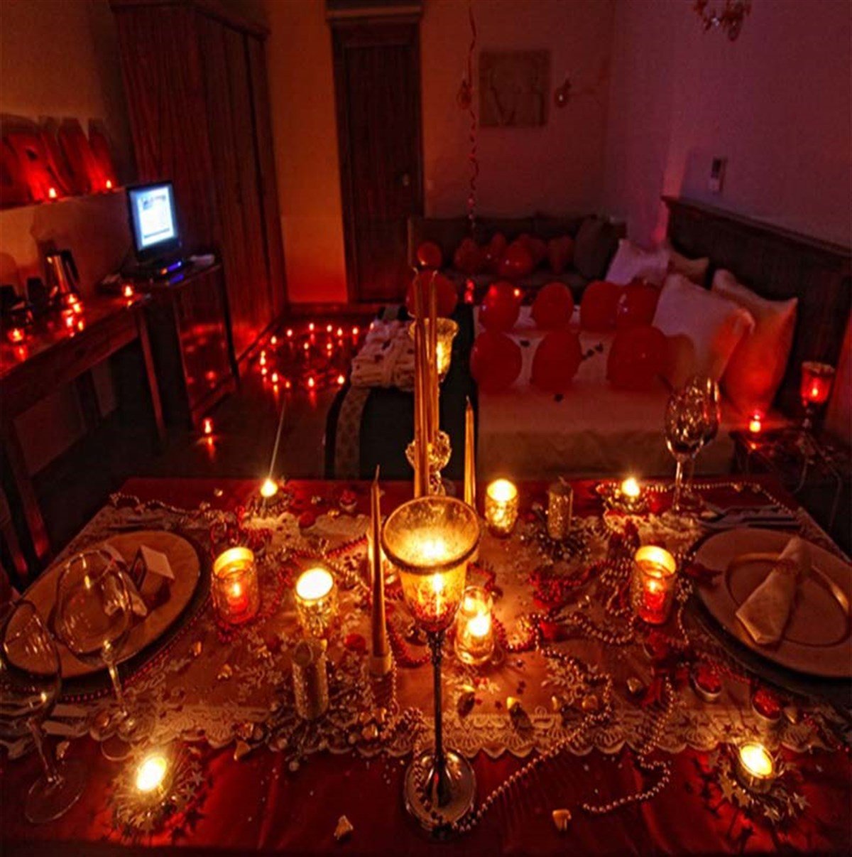 Özel Gün Romantik Ortam 1050 Kuru Gül Yaprağı-50 Kalpli Mum-10 Kalpli Balon-1 Kalpli Folyo Balon Sevgiliye Özel Romantik Süpriz Aşk Paketi