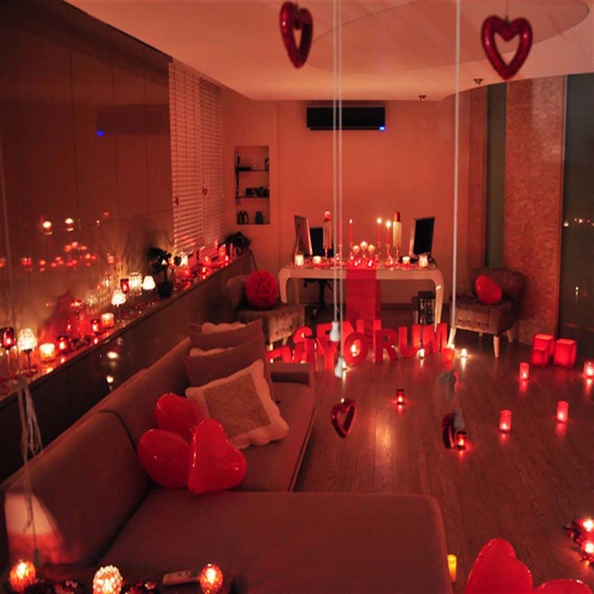 Sevgililer Günü Romantik Hediye 700 Gül Yaprağı-50 Kalpli Mum-10 Kalpli Balon-1 Kalpli Folyo Balon Sevgiliye Özel Süpriz Romantik Paket