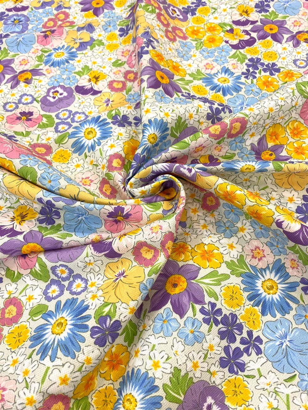 Bahar Çiçekleri Desenli Dijital Baskılı Kumaş