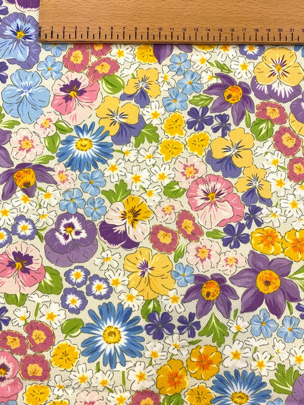 Bahar Çiçekleri Desenli Dijital Baskılı Kumaş