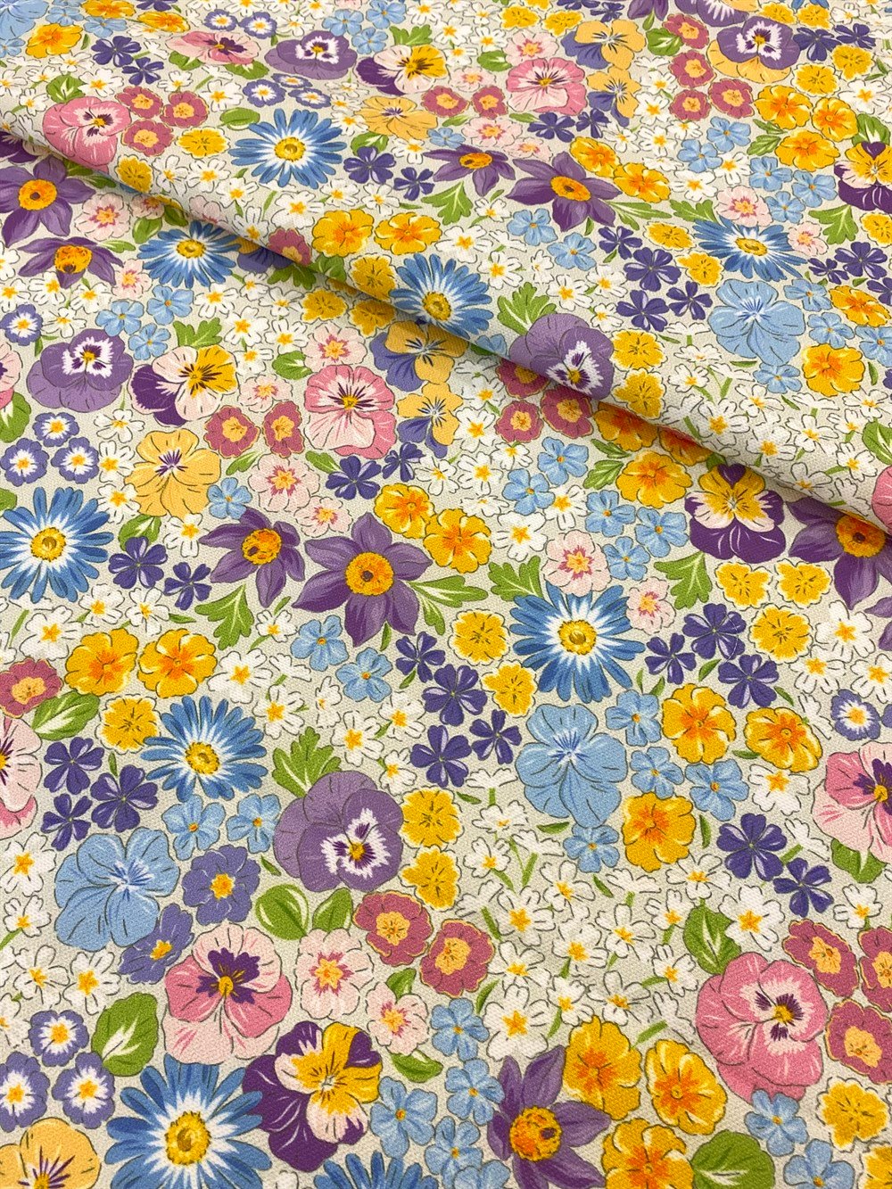 Bahar Çiçekleri Desenli Dijital Baskılı Kumaş