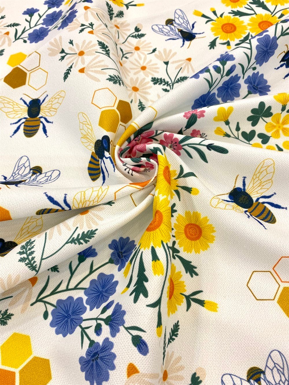 Bal Arısı Desenli Dijital Baskılı Kumaş