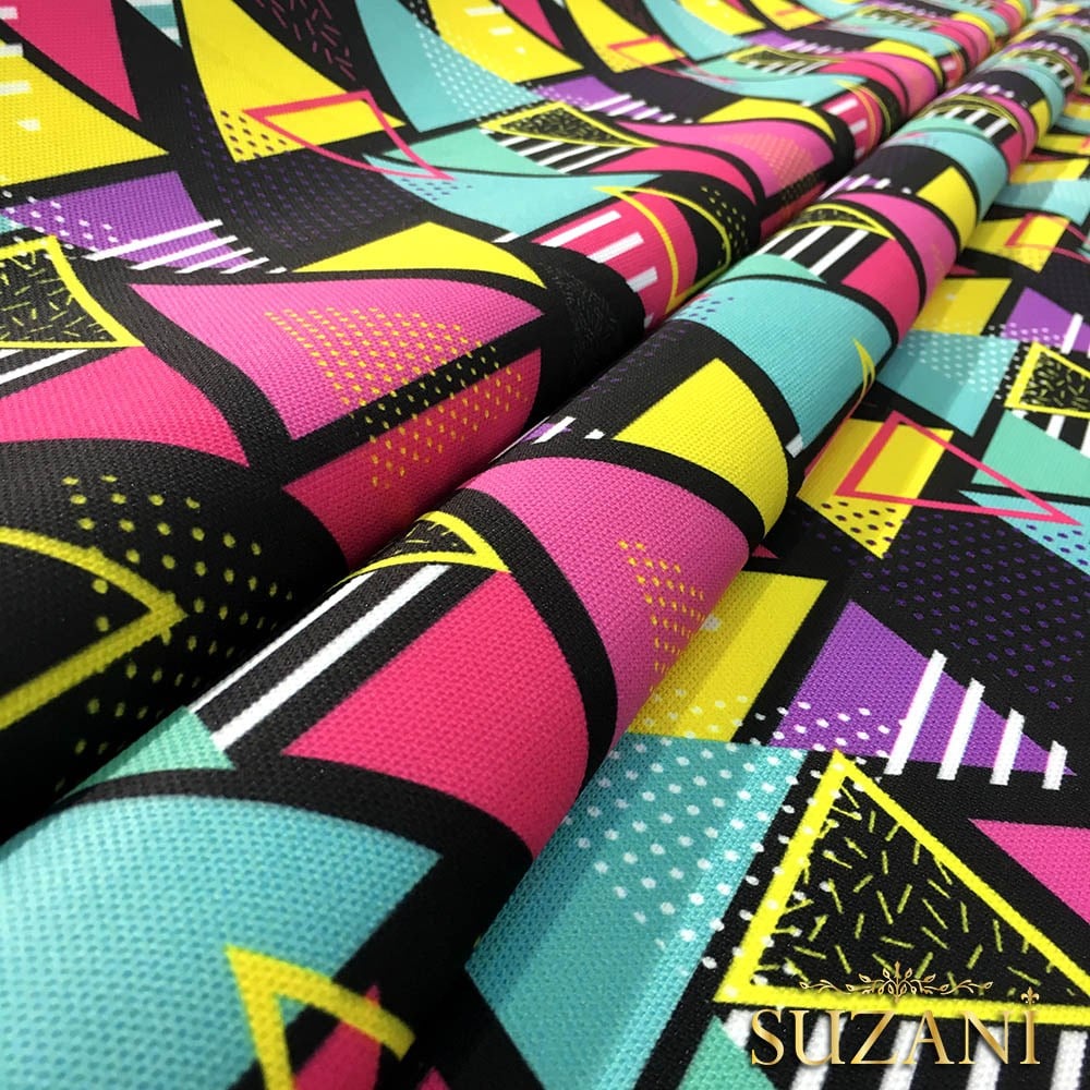 Geometrik Renkli Üçgenler Desenli Kumaş