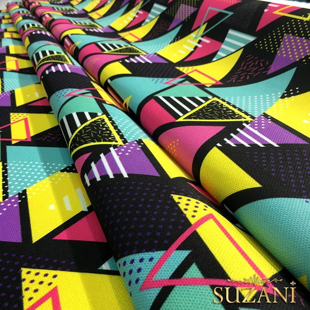 Geometrik Renkli Üçgenler Desenli Kumaş