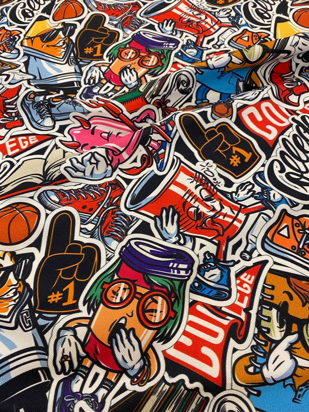 Renkli Karakterli Graffiti Desenli Dijital Baskılı Kumaş