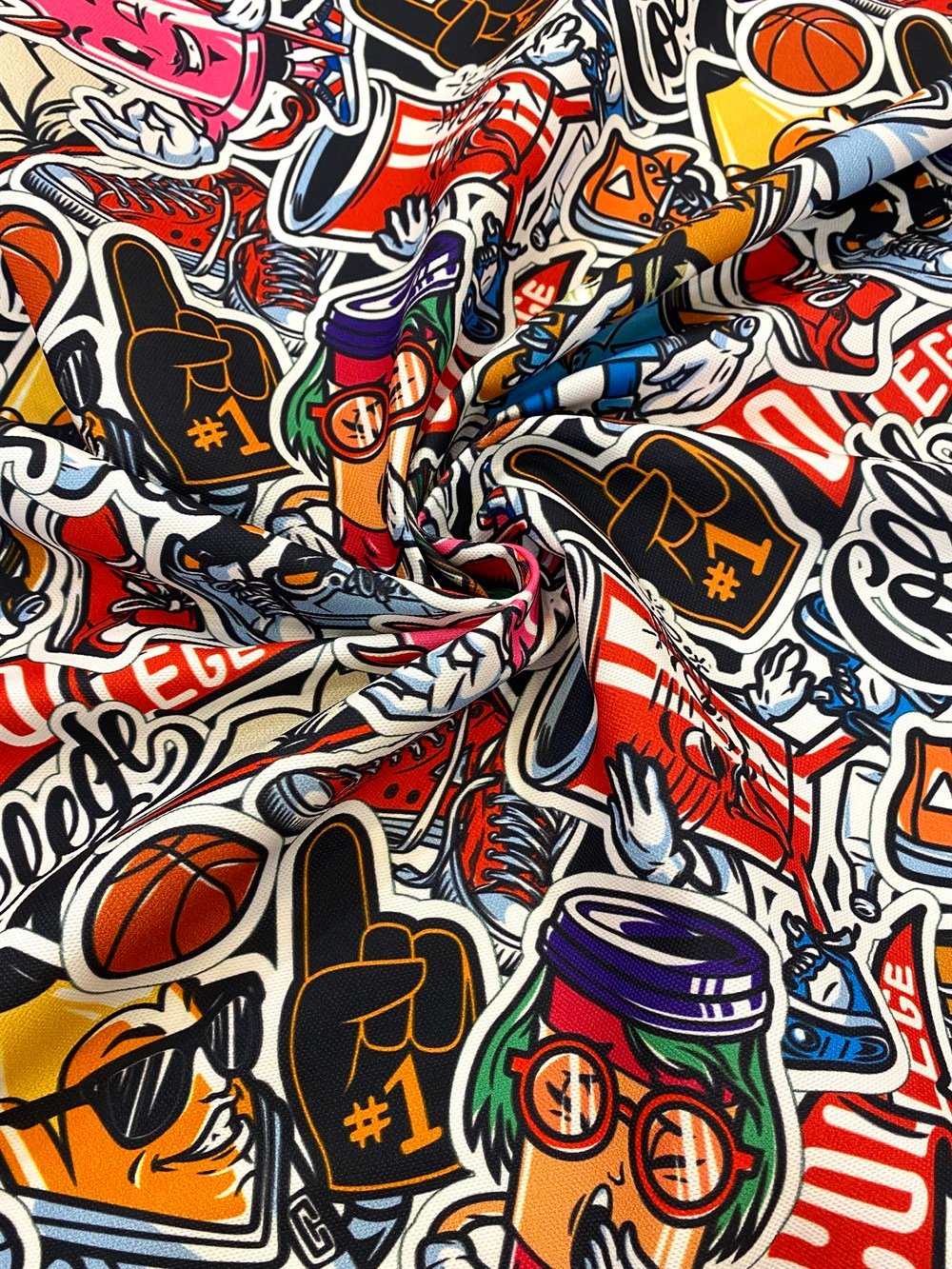 Renkli Karakterli Graffiti Desenli Dijital Baskılı Kumaş