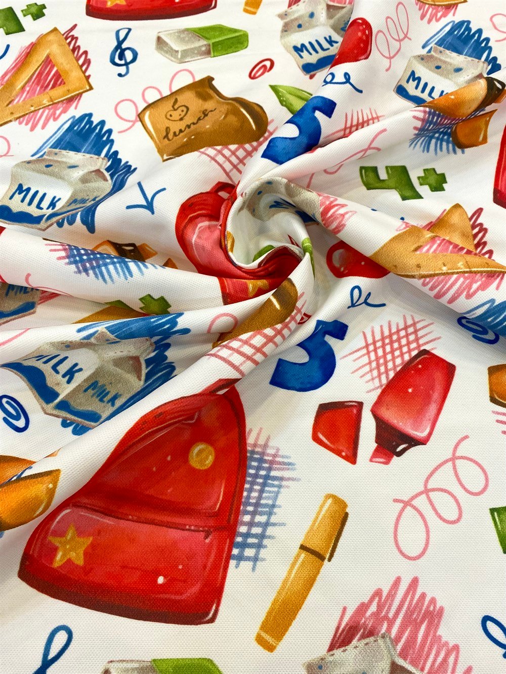 Renkli Okul Gereçleri Desenli Dijital Baskılı Kumaş