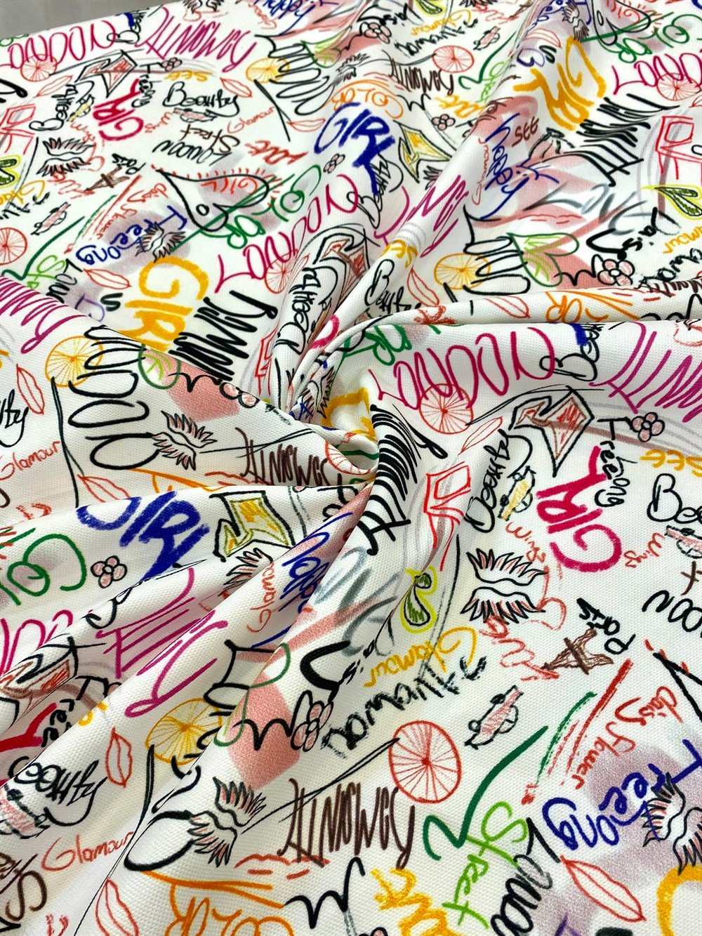 Renkli Yazı Stilleri Desenli Dijital Baskılı Kumaş