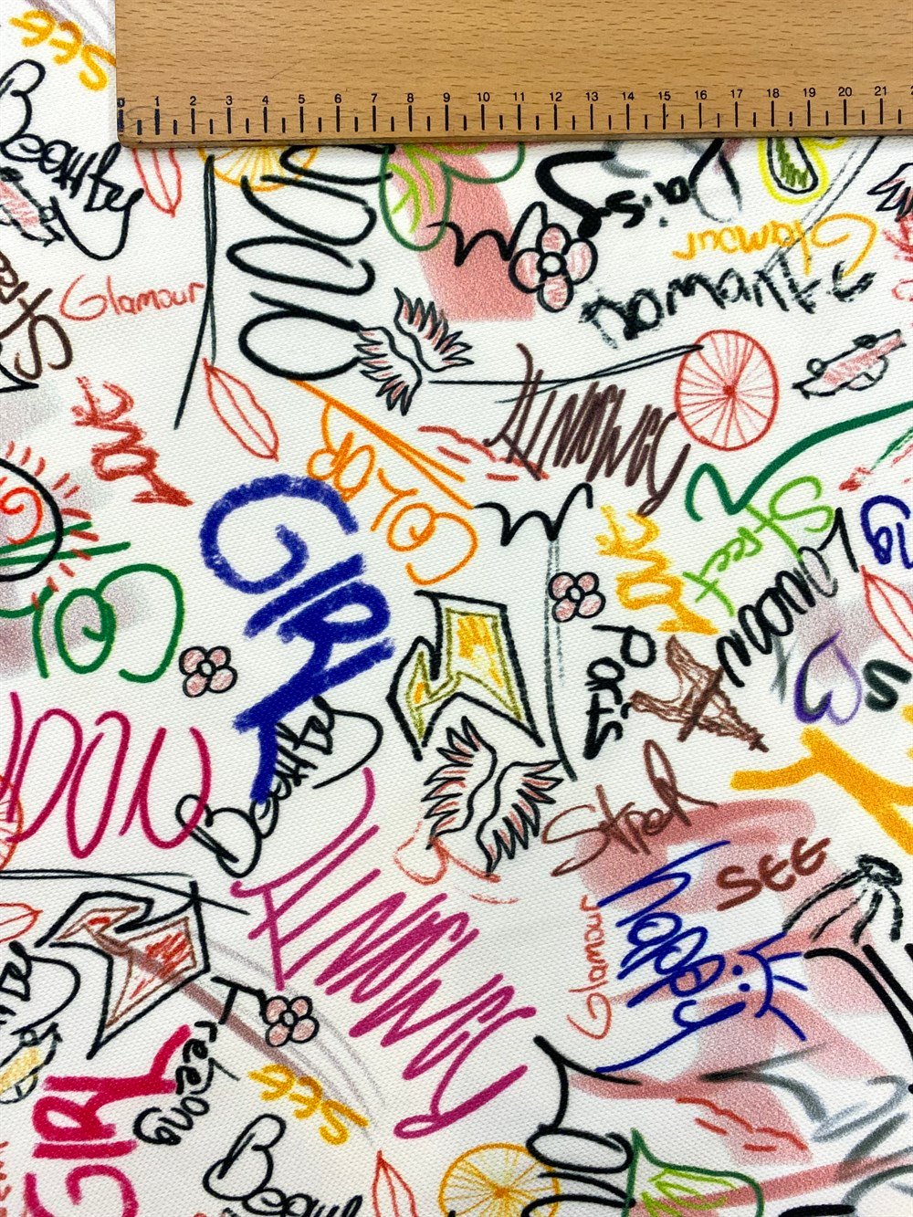 Renkli Yazı Stilleri Desenli Dijital Baskılı Kumaş