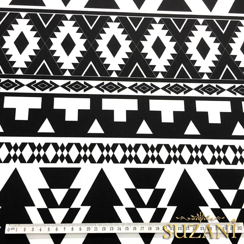 Siyah Beyaz Modern Etnik Kilim Desenli Kumaş