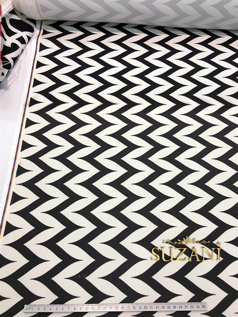 Siyah Beyaz Yan Zigzag Kumaş