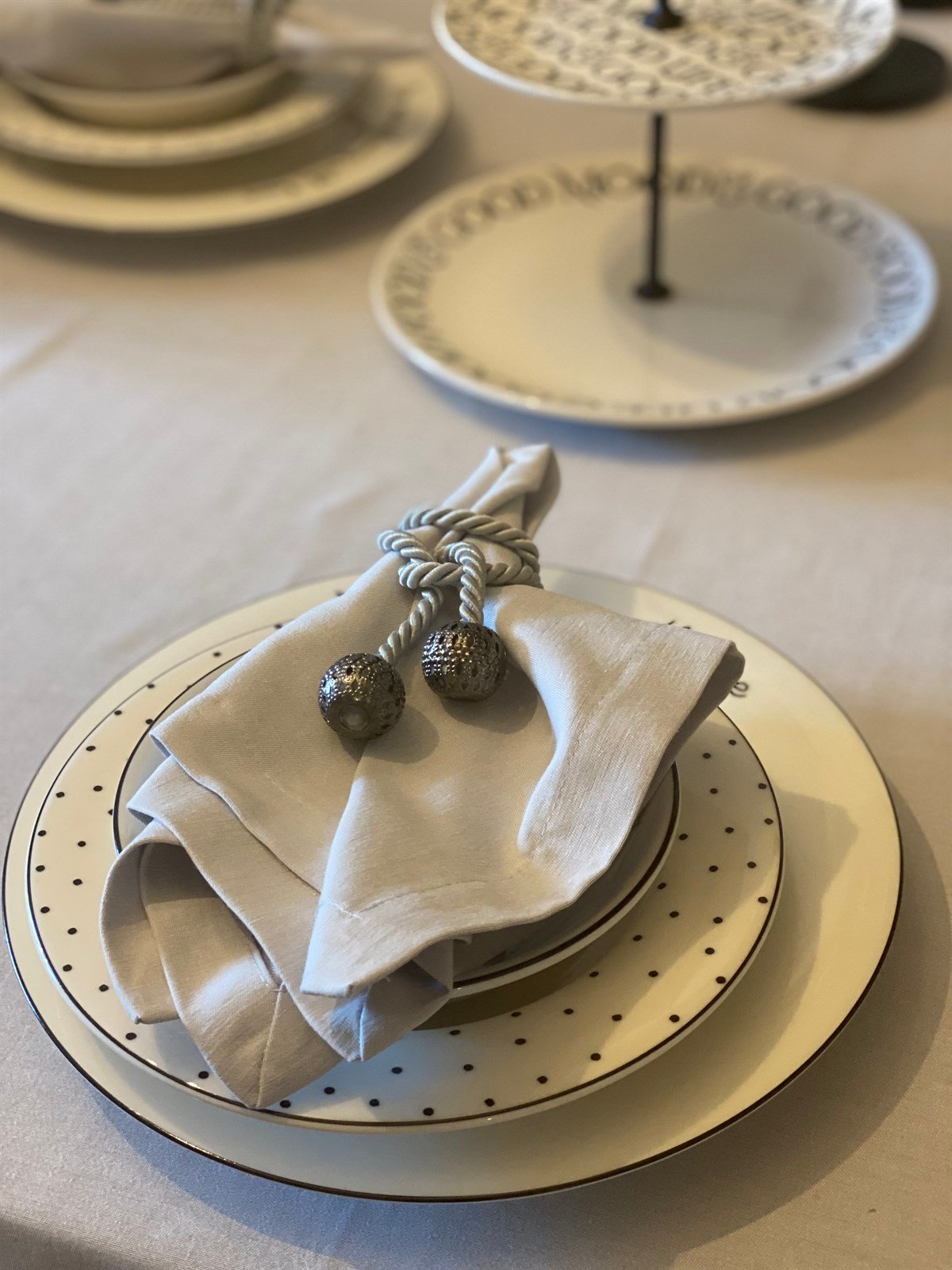 Tamriel Gri Peçeteli Masa Örtüsü 