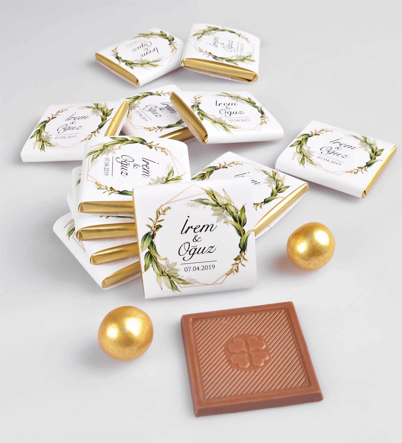 Altın Rengi Yeşil Yapraklı İsimli Söz & Nişan Çikolata Tepsisi