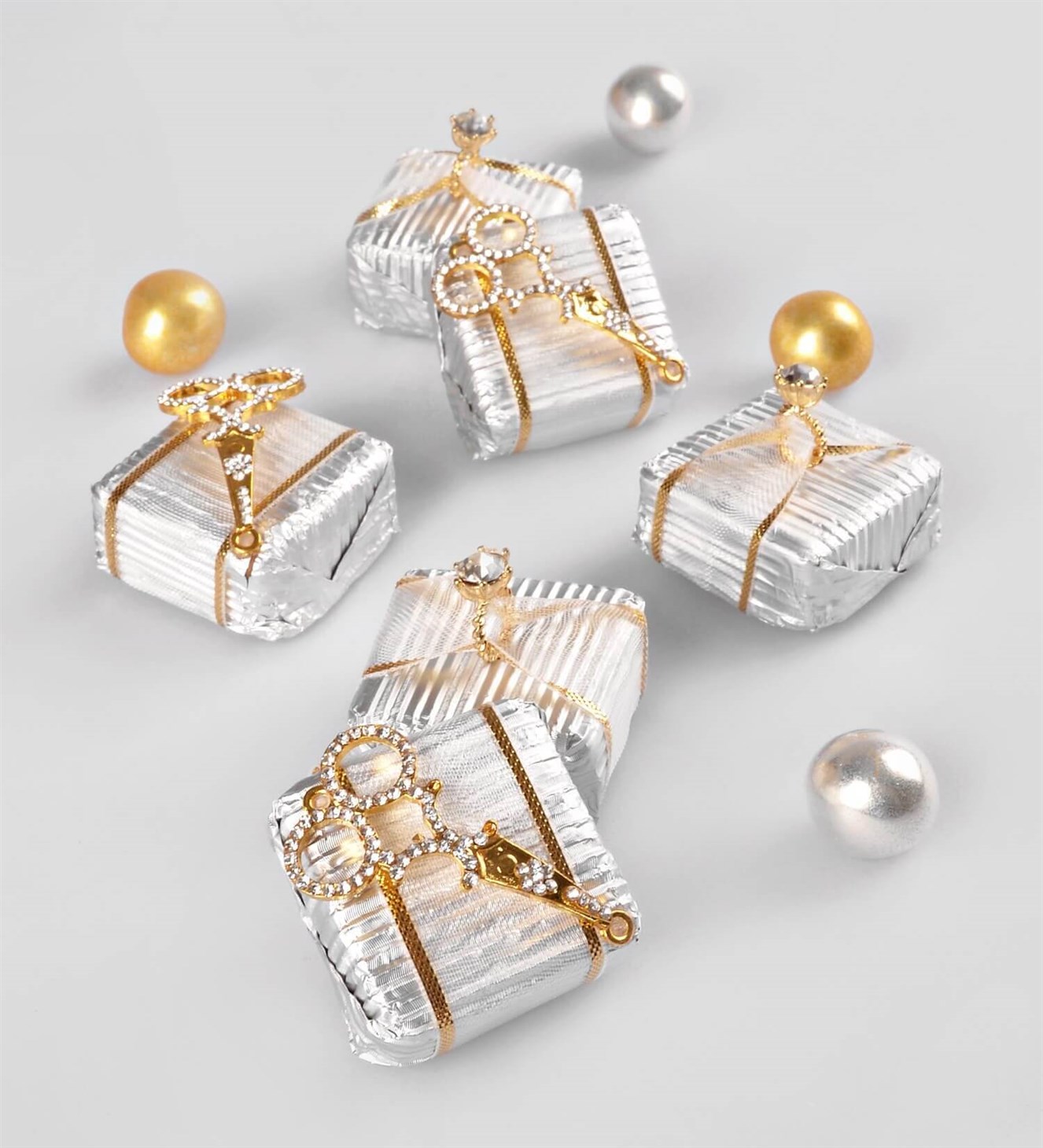 Altın Tek Taş Yüzüklü ve Makaslı Gümüş Söz & Nişan Çikolatası