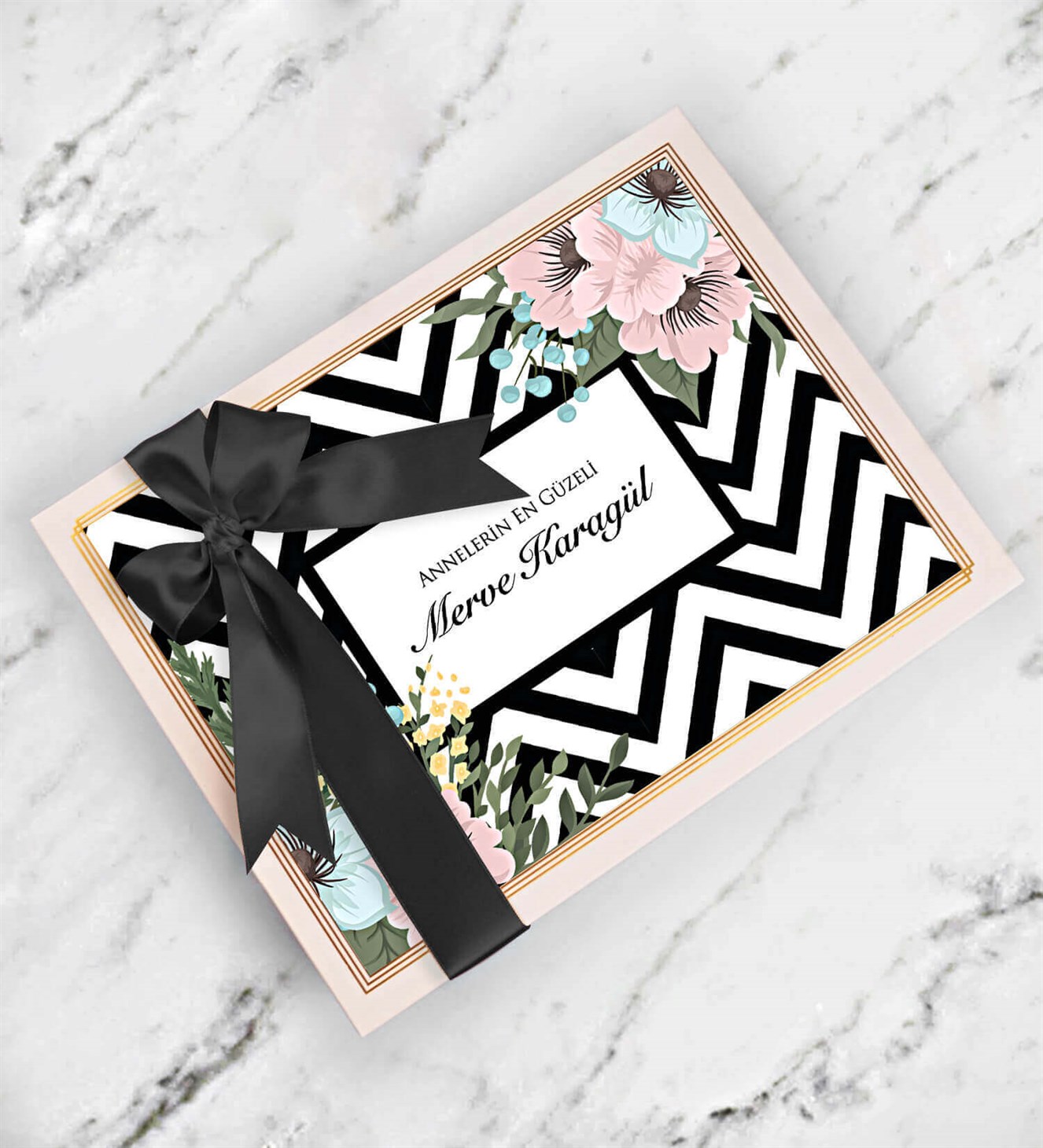 Anneye Özel İsimli Çiçek Tasarımlı Spesiyal Çikolata 42'li