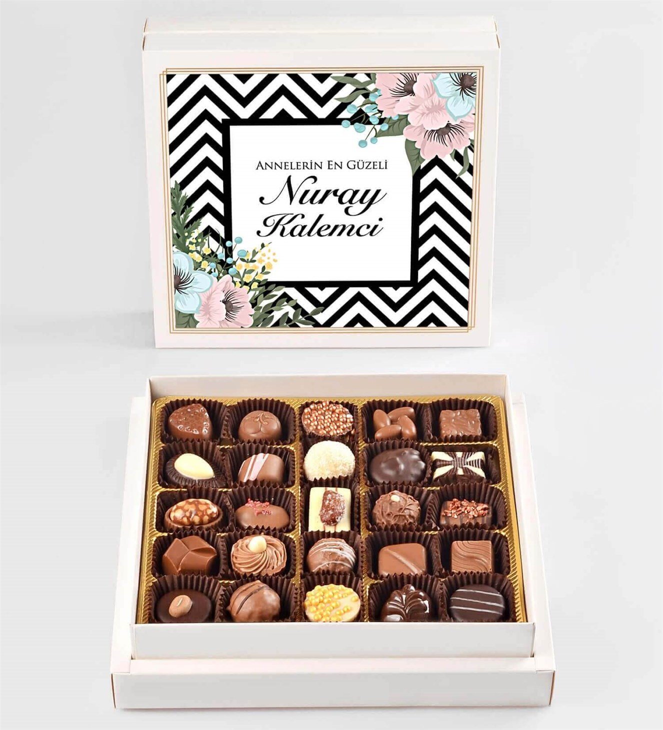 Anneye Özel İsimli Çiçek Tasarımlı Spesiyal Çikolata 25'li