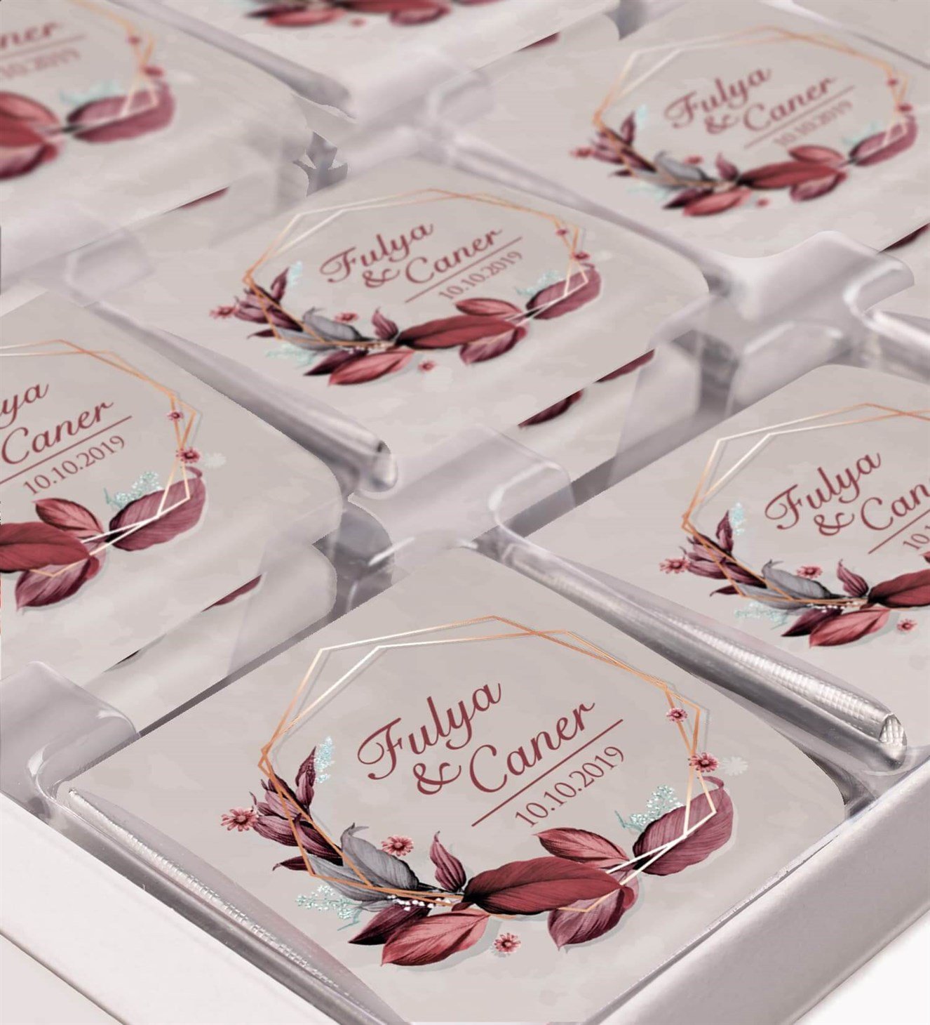 Bordo Çiçekli Dallı İsimli ve Tarihli Kutulu Söz & Nişan Çikolatası