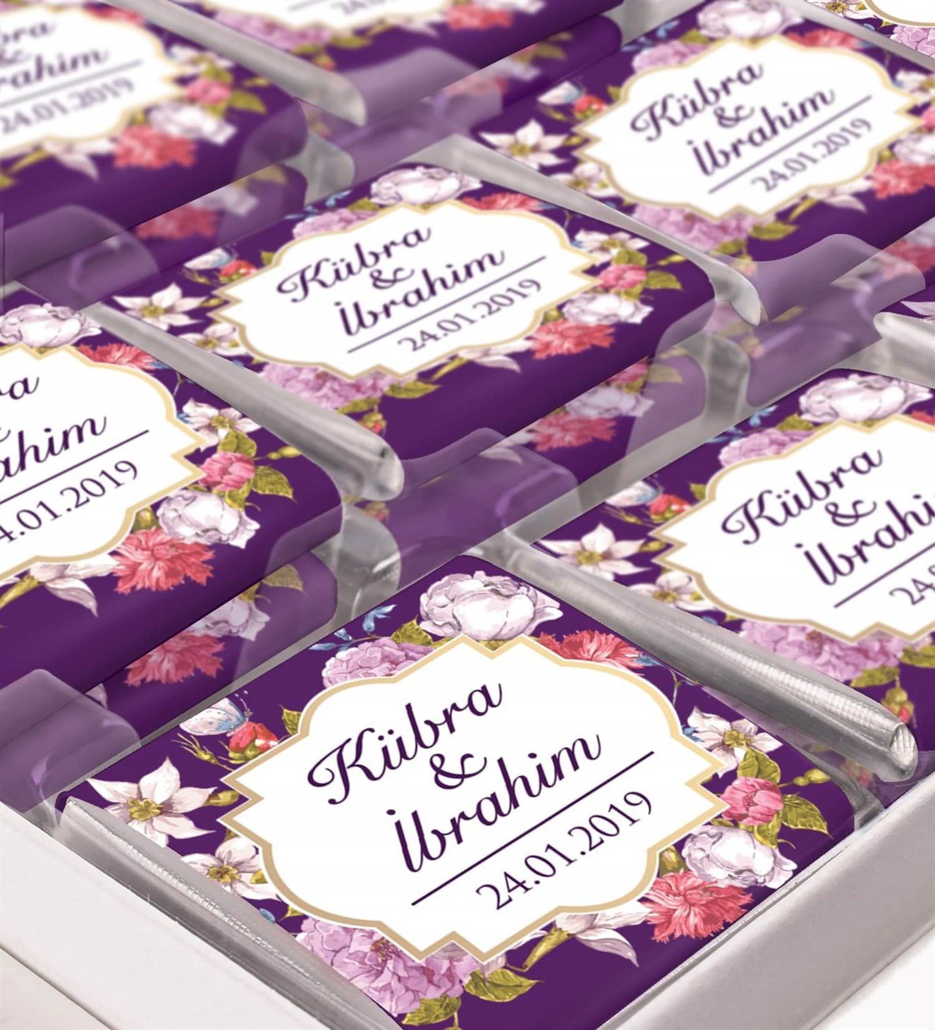 Çiçekli Mor İsimli ve Tarihli Kutulu Söz & Nişan Çikolatası
