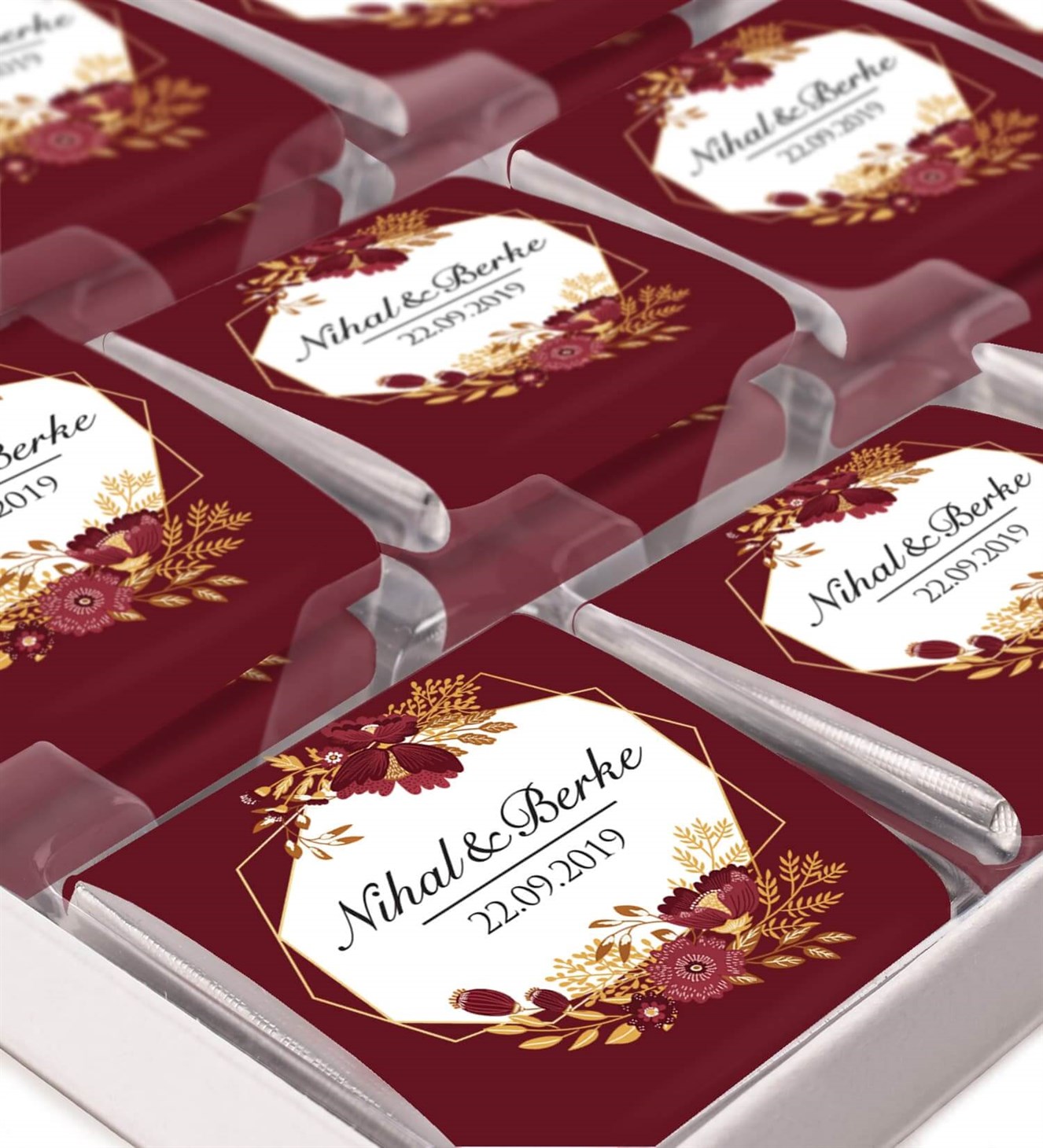 Gold Dallı Bordo Çiçekler İsimli ve Tarihli Kutulu Söz & Nişan Çikolatası