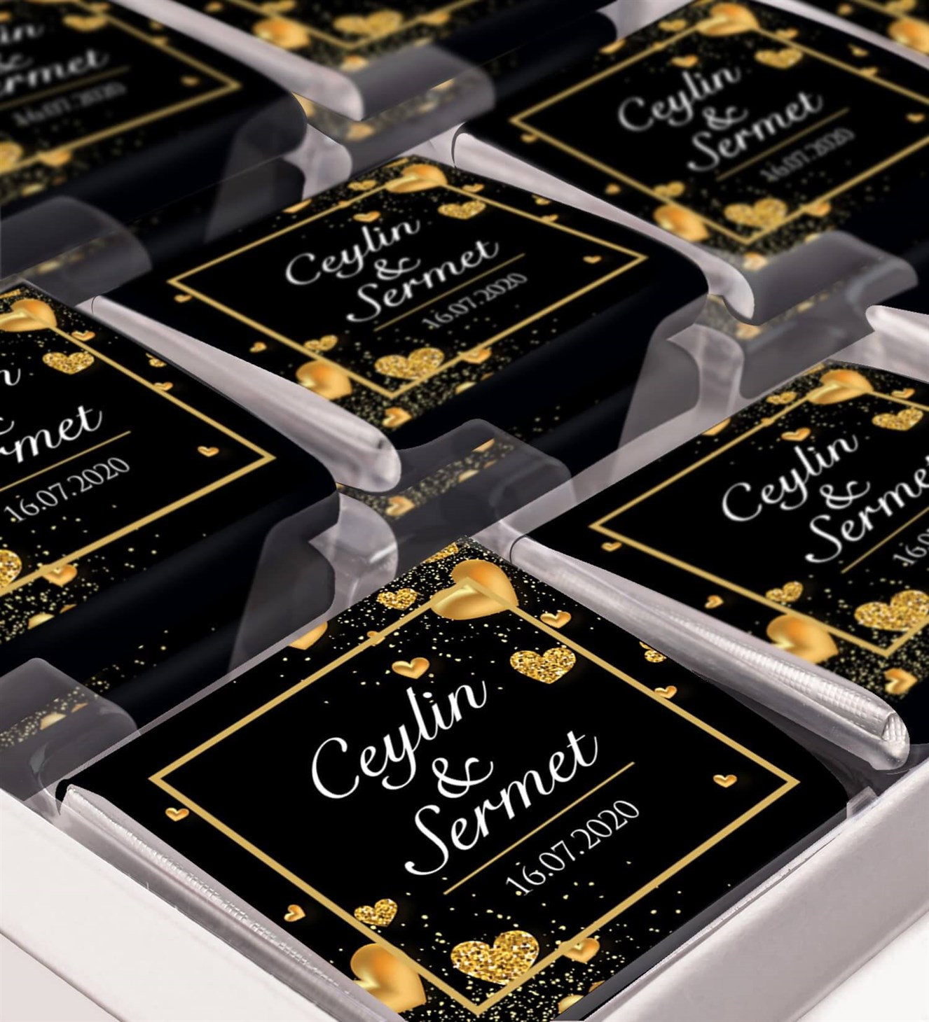 Işıltılı Gold Kalpler İsimli ve Tarihli Kutulu Söz & Nişan Çikolatası